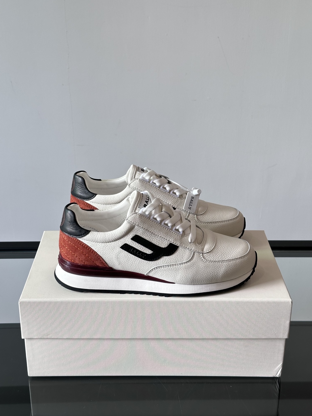 BALLY/巴利新款男士厚底皮革运动休闲鞋，这款皮革运动鞋采用小牛皮拼接打造，糅合优雅风范与创新设计。两