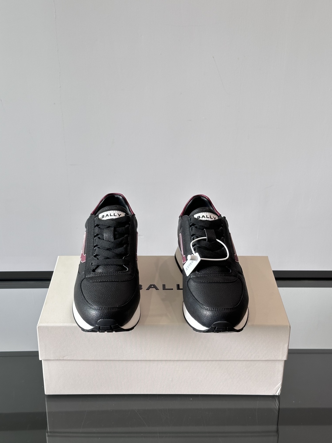BALLY/巴利新款男士厚底皮革运动休闲鞋，这款皮革运动鞋采用小牛皮拼接打造，糅合优雅风范与创新设计。两