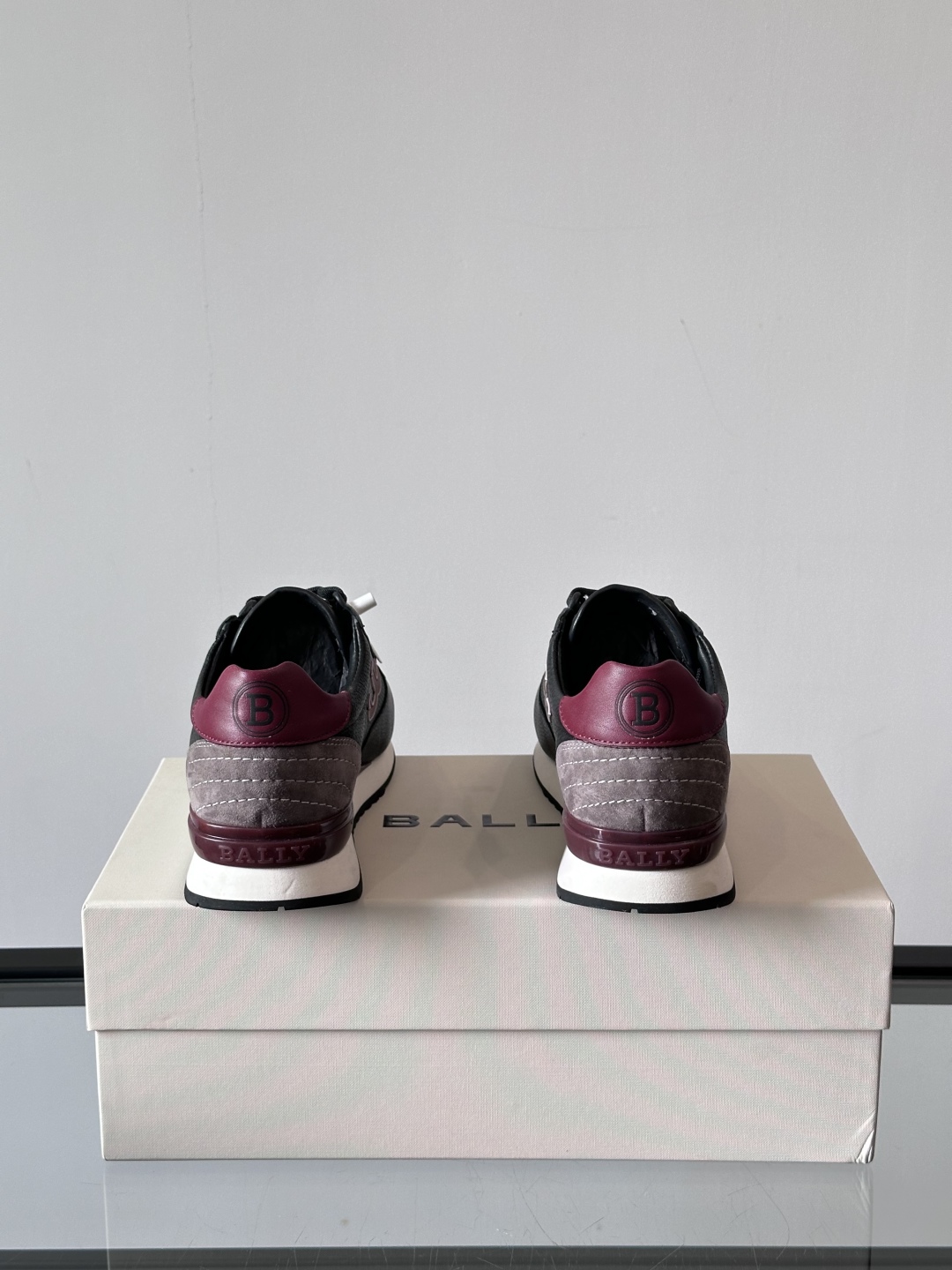 BALLY/巴利新款男士厚底皮革运动休闲鞋，这款皮革运动鞋采用小牛皮拼接打造，糅合优雅风范与创新设计。两