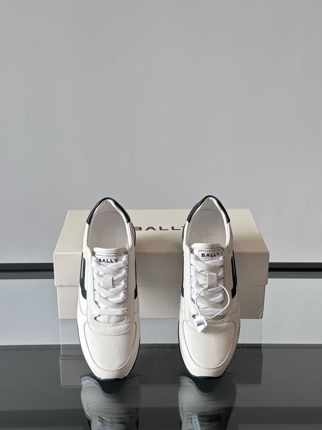 BALLY/巴利新款男士厚底皮革运动休闲鞋，这款皮革运动鞋采用小牛皮拼接打造，糅合优雅风范与创新设计。两