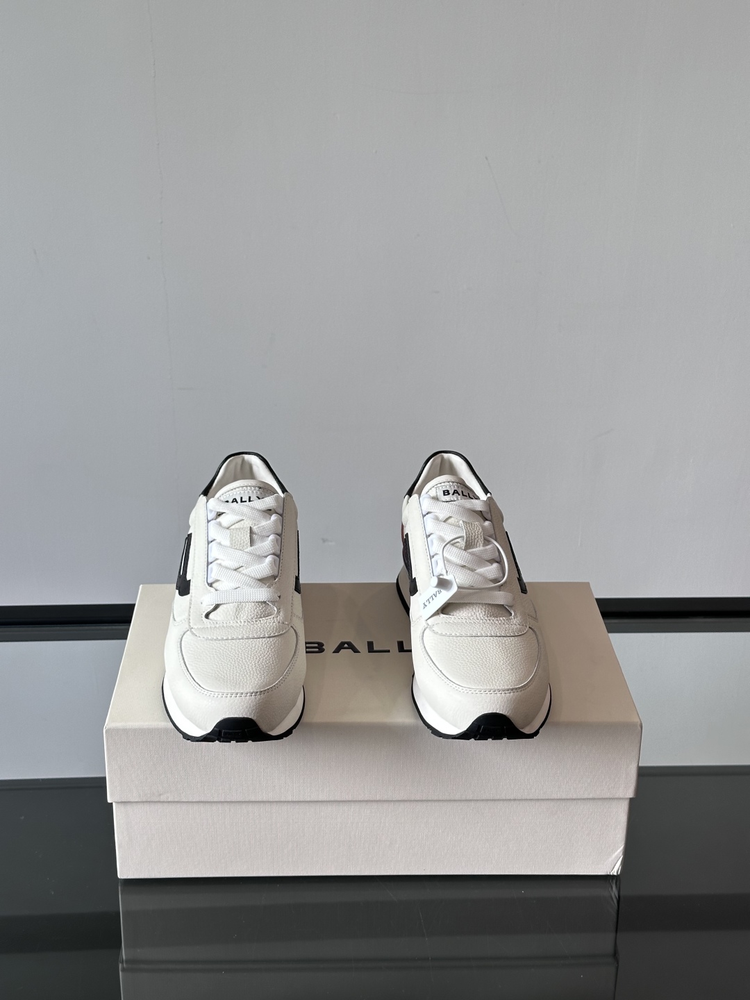 BALLY/巴利新款男士厚底皮革运动休闲鞋，这款皮革运动鞋采用小牛皮拼接打造，糅合优雅风范与创新设计。两