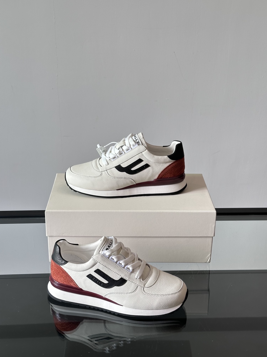 BALLY/巴利新款男士厚底皮革运动休闲鞋，这款皮革运动鞋采用小牛皮拼接打造，糅合优雅风范与创新设计。两