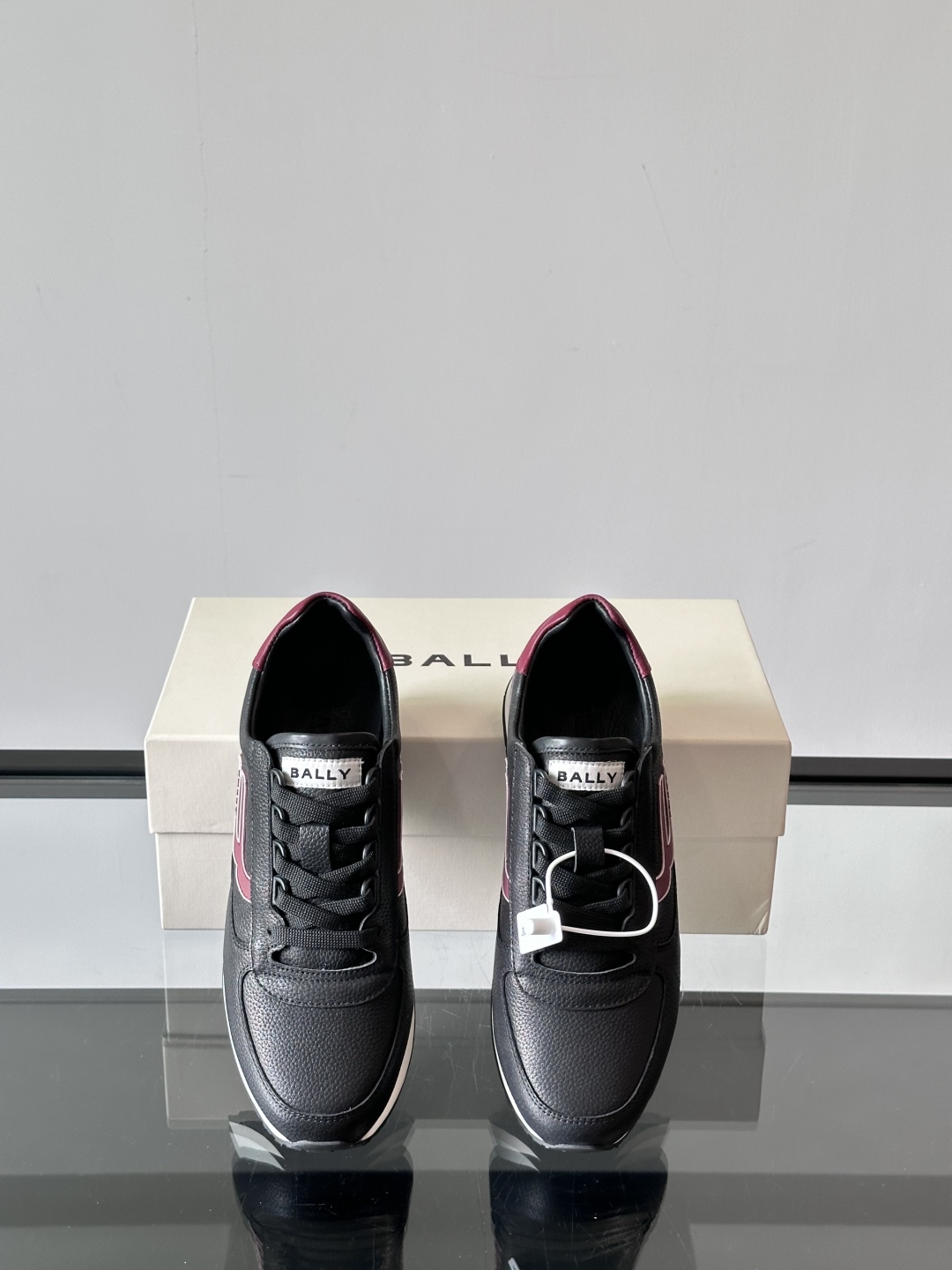 BALLY/巴利新款男士厚底皮革运动休闲鞋，这款皮革运动鞋采用小牛皮拼接打造，糅合优雅风范与创新设计。两