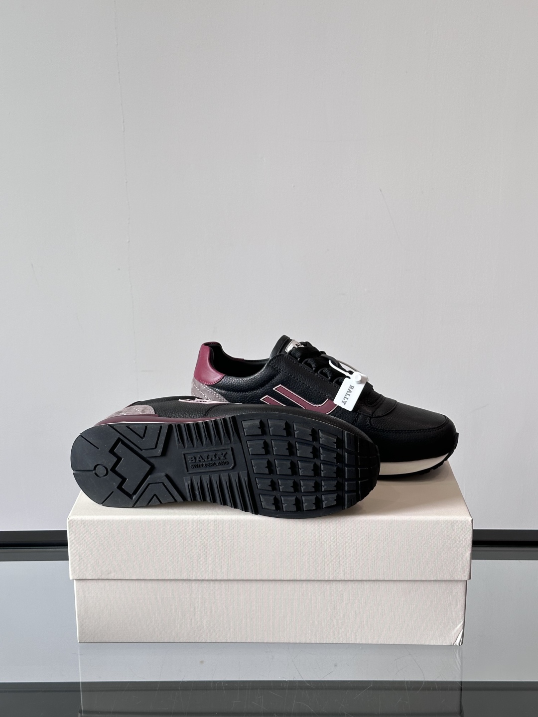 BALLY/巴利新款男士厚底皮革运动休闲鞋，这款皮革运动鞋采用小牛皮拼接打造，糅合优雅风范与创新设计。两