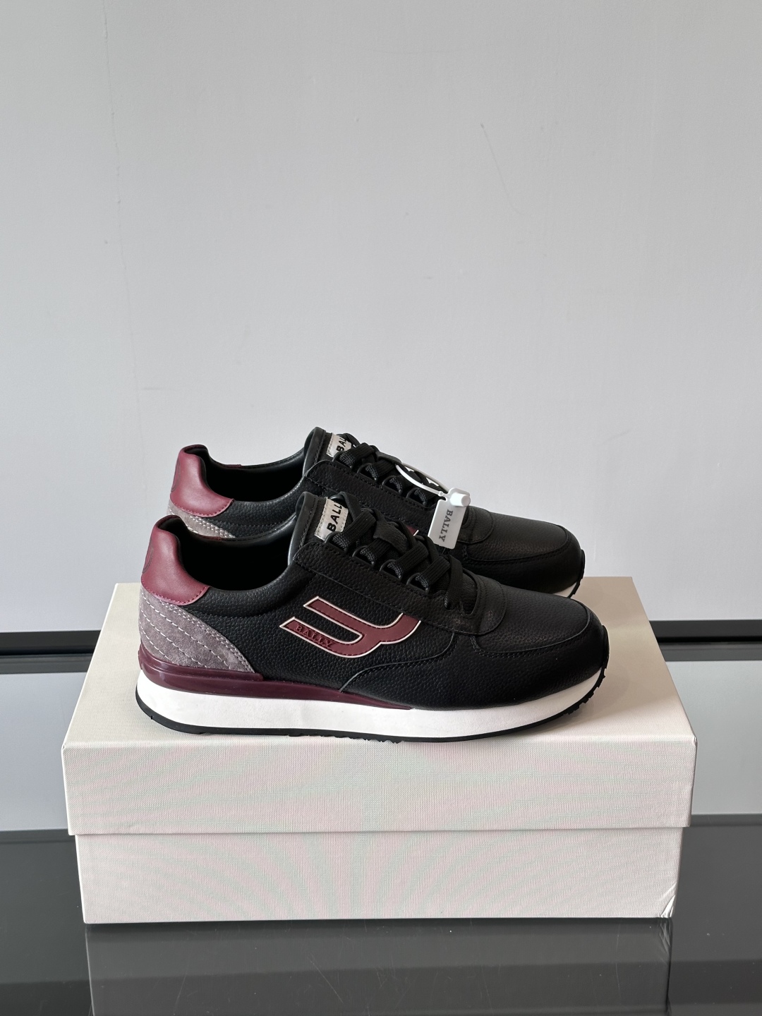 BALLY/巴利新款男士厚底皮革运动休闲鞋，这款皮革运动鞋采用小牛皮拼接打造，糅合优雅风范与创新设计。两