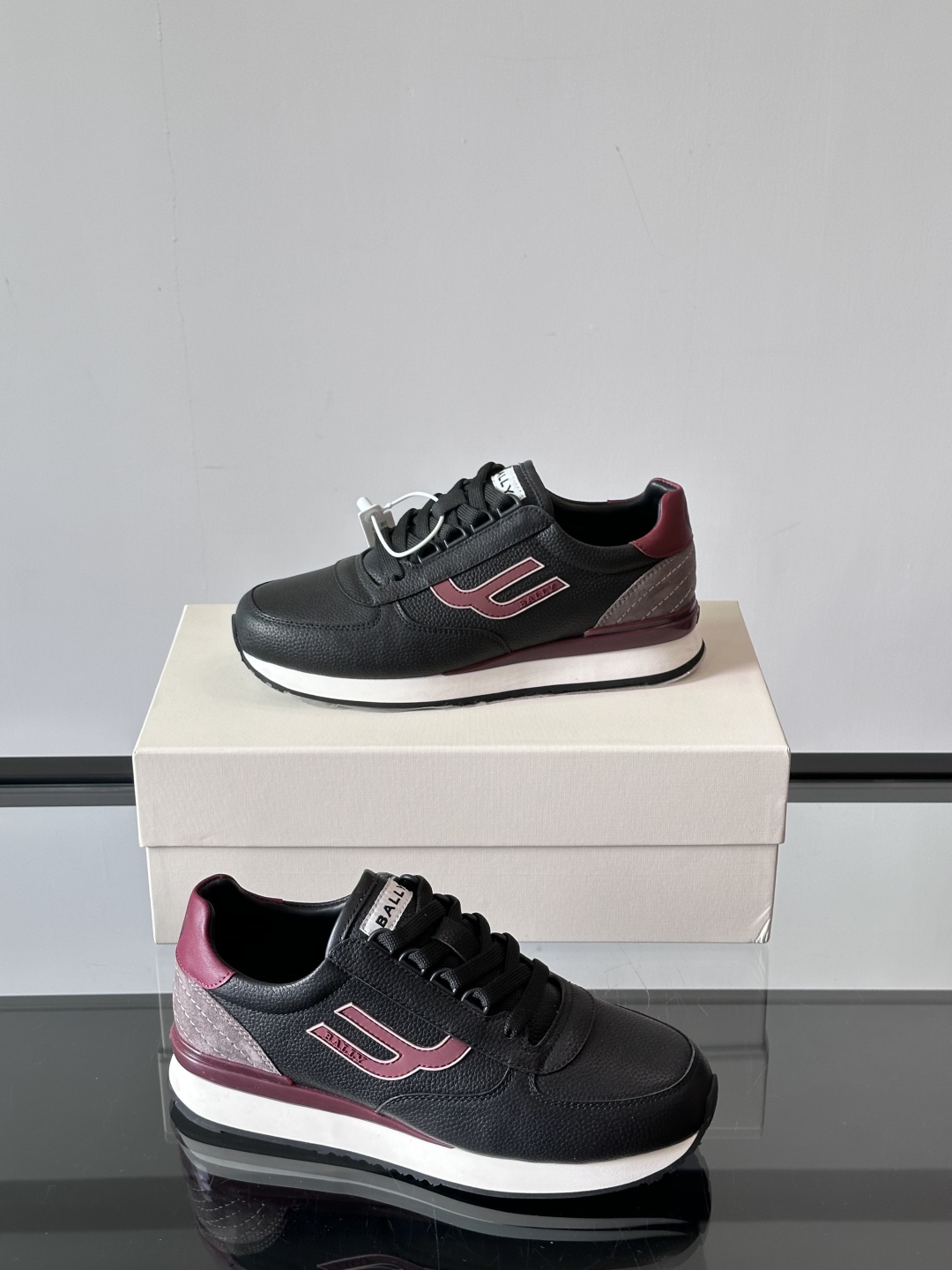BALLY/巴利新款男士厚底皮革运动休闲鞋，这款皮革运动鞋采用小牛皮拼接打造，糅合优雅风范与创新设计。两