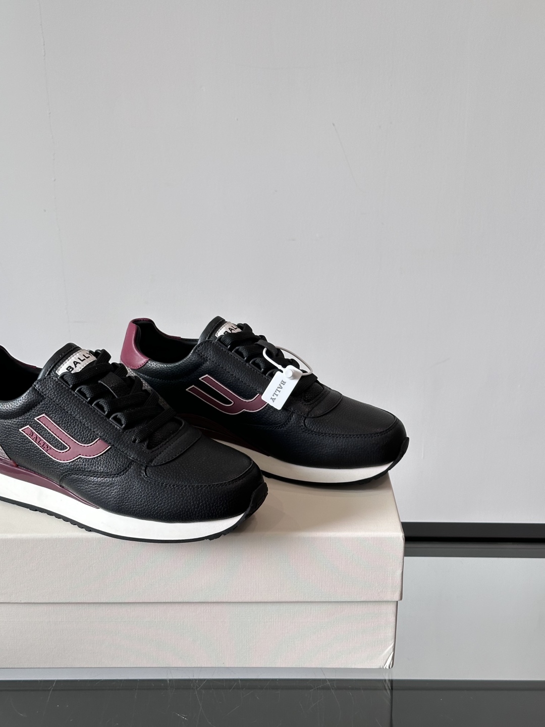 BALLY/巴利新款男士厚底皮革运动休闲鞋，这款皮革运动鞋采用小牛皮拼接打造，糅合优雅风范与创新设计。两