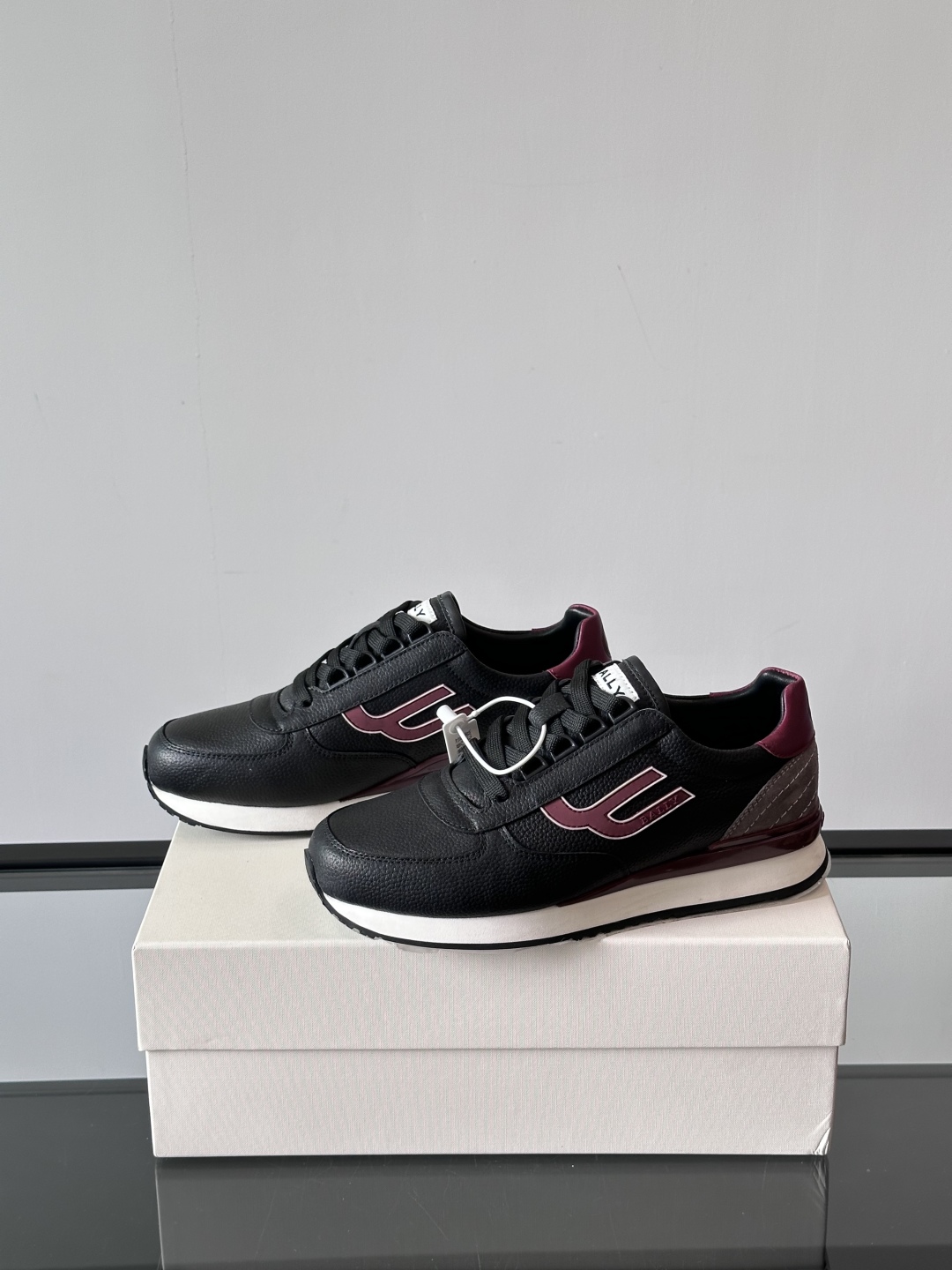 BALLY/巴利新款男士厚底皮革运动休闲鞋，这款皮革运动鞋采用小牛皮拼接打造，糅合优雅风范与创新设计。两