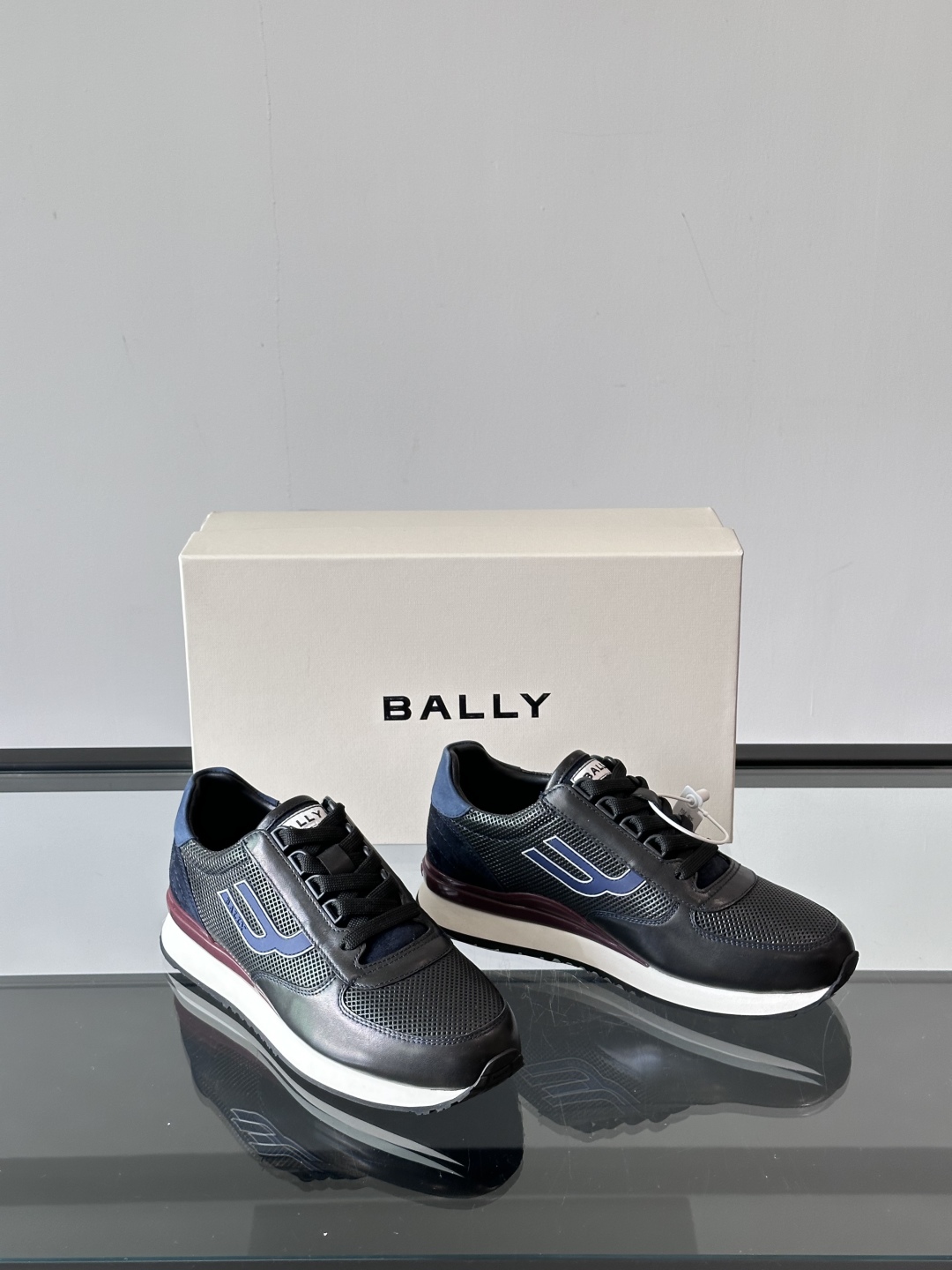 BALLY/巴利新款男士厚底皮革运动休闲鞋，这款皮革运动鞋采用小牛皮拼接打造，糅合优雅风范与创新设计。两