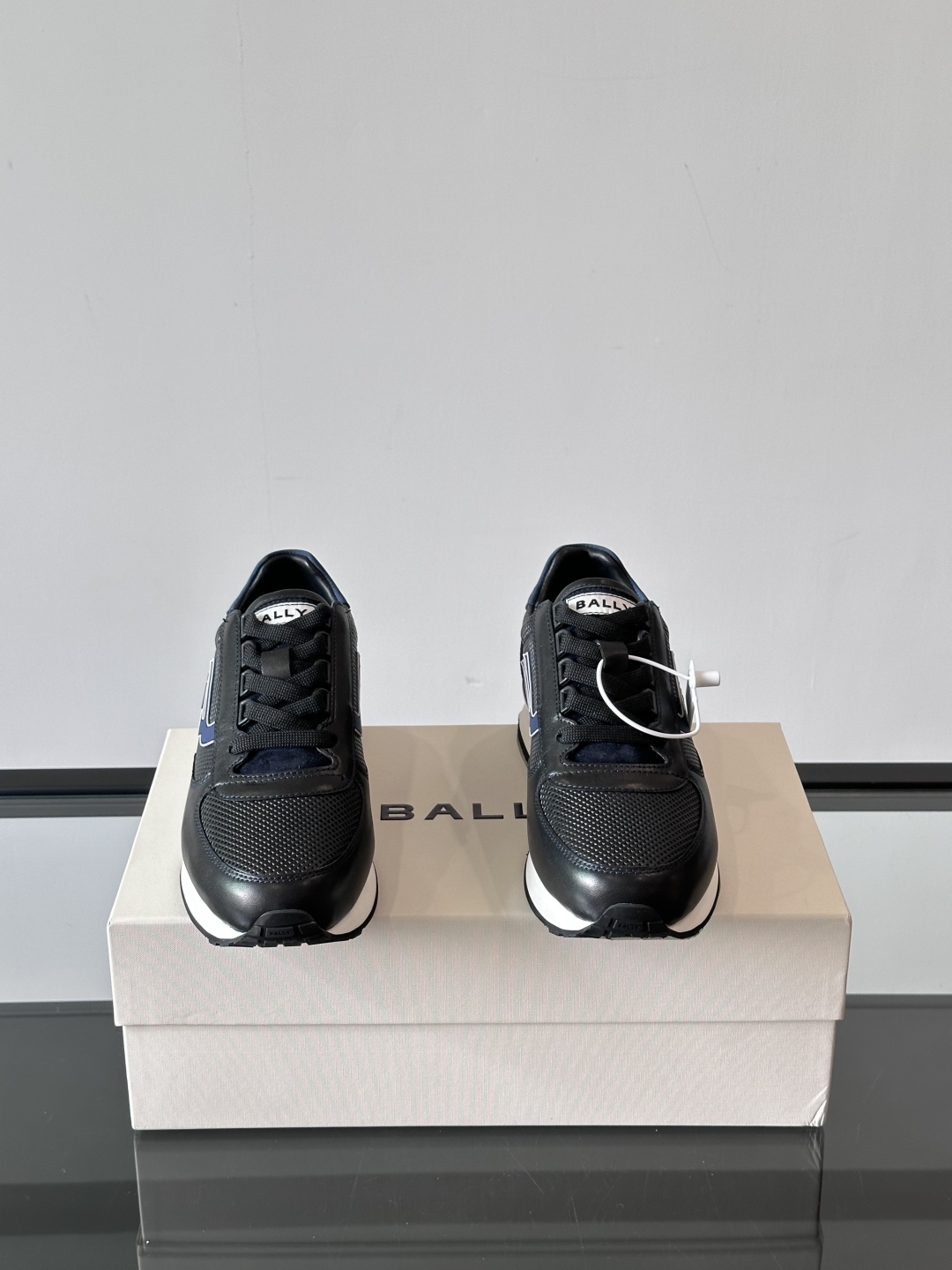 BALLY/巴利新款男士厚底皮革运动休闲鞋，这款皮革运动鞋采用小牛皮拼接打造，糅合优雅风范与创新设计。两