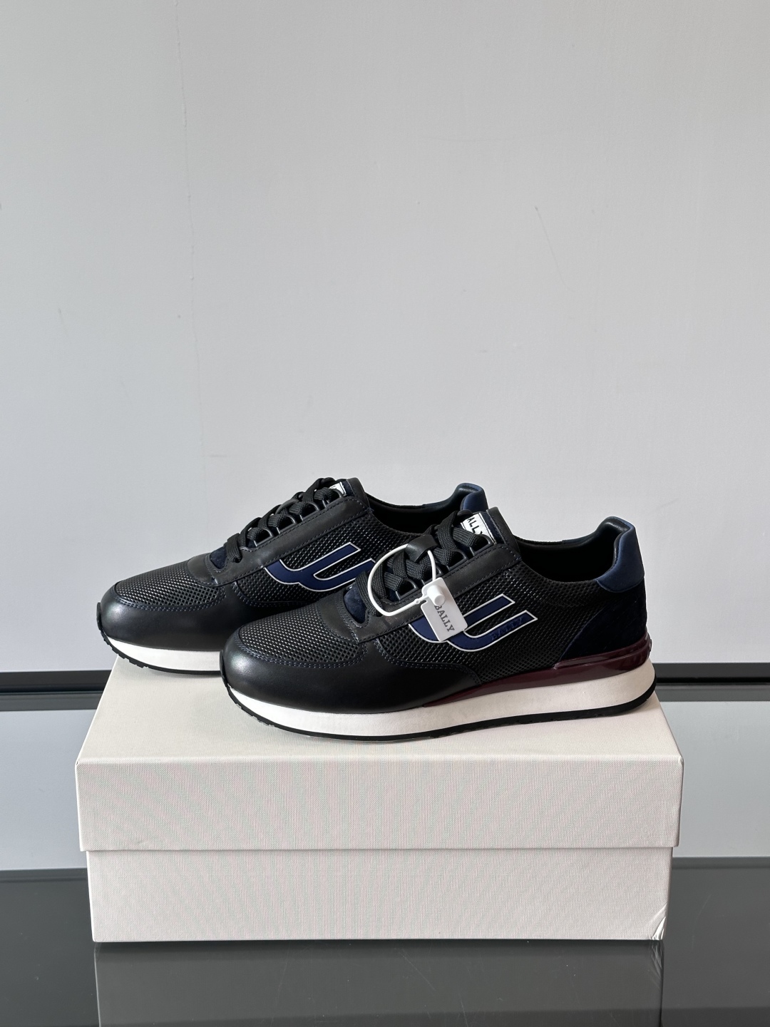 BALLY/巴利新款男士厚底皮革运动休闲鞋，这款皮革运动鞋采用小牛皮拼接打造，糅合优雅风范与创新设计。两