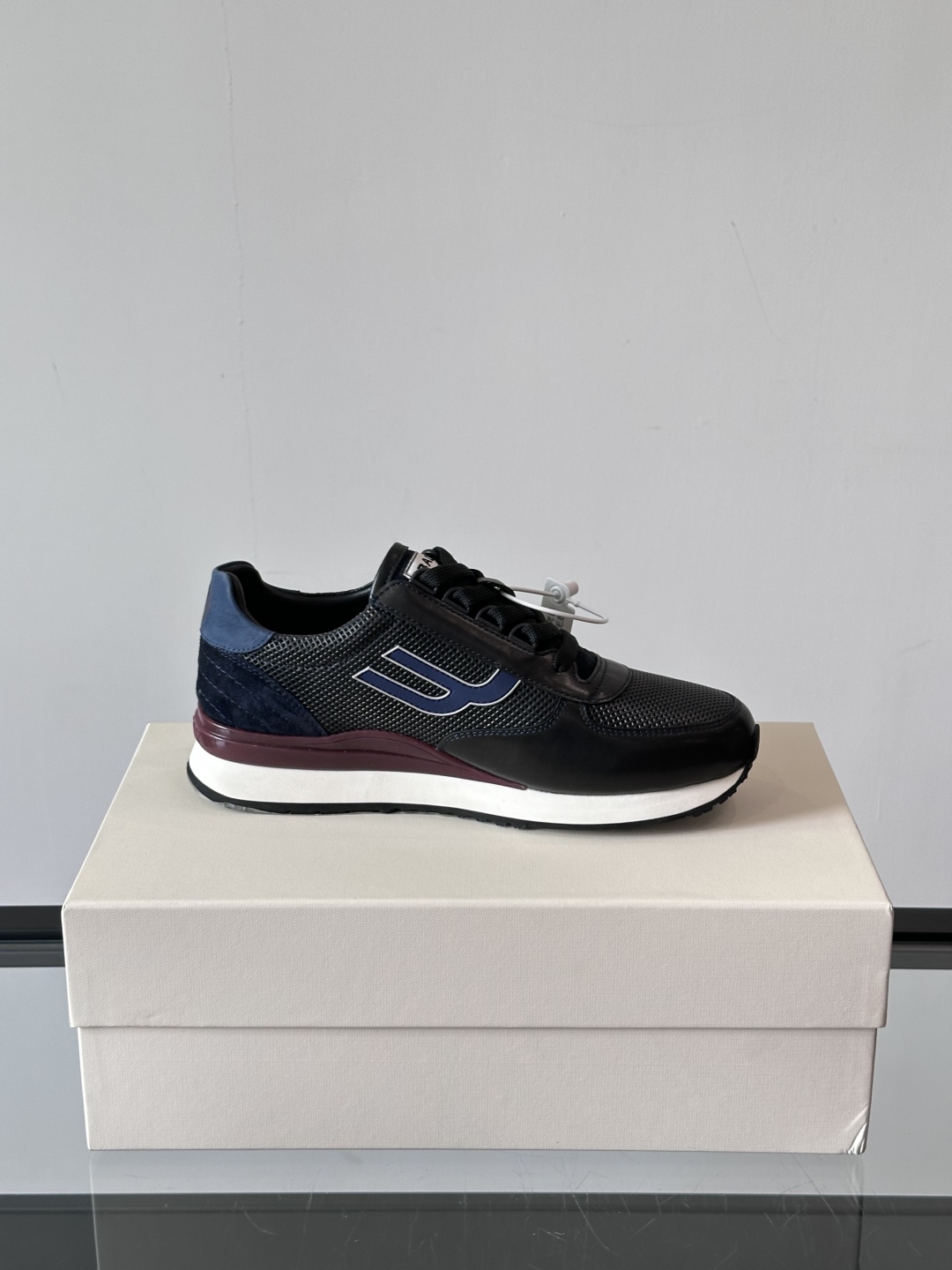BALLY/巴利新款男士厚底皮革运动休闲鞋，这款皮革运动鞋采用小牛皮拼接打造，糅合优雅风范与创新设计。两