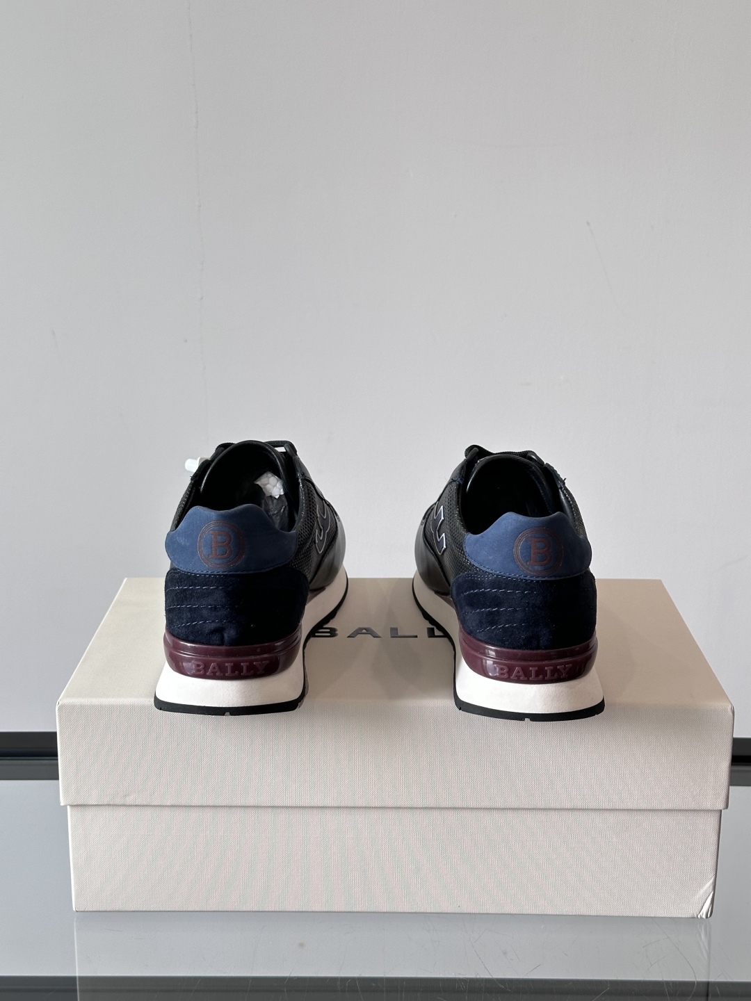 BALLY/巴利新款男士厚底皮革运动休闲鞋，这款皮革运动鞋采用小牛皮拼接打造，糅合优雅风范与创新设计。两
