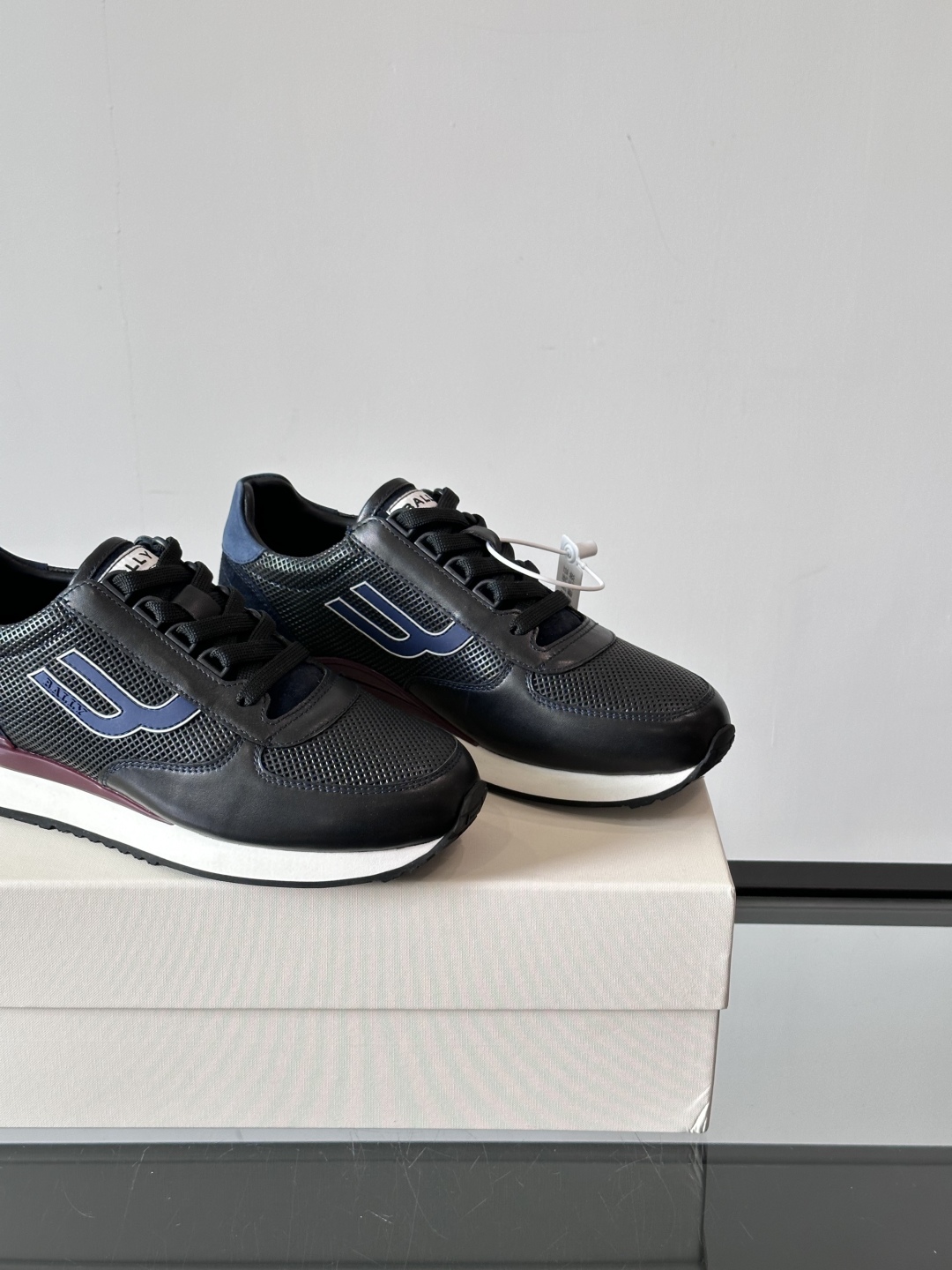 BALLY/巴利新款男士厚底皮革运动休闲鞋，这款皮革运动鞋采用小牛皮拼接打造，糅合优雅风范与创新设计。两