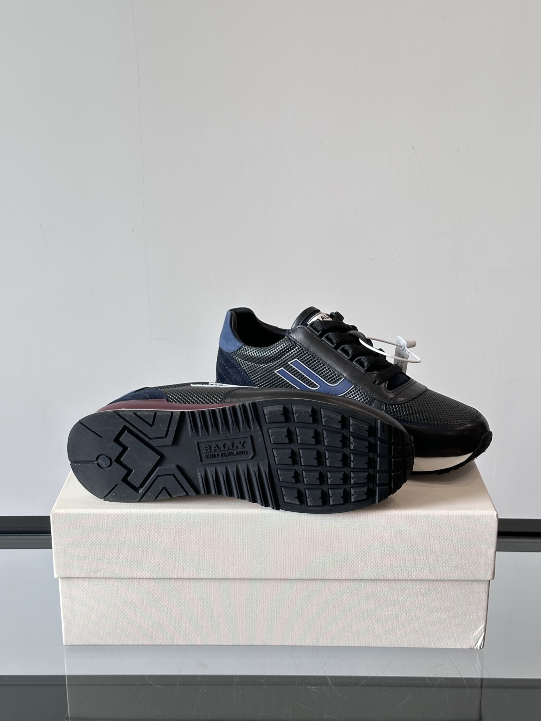 BALLY/巴利新款男士厚底皮革运动休闲鞋，这款皮革运动鞋采用小牛皮拼接打造，糅合优雅风范与创新设计。两