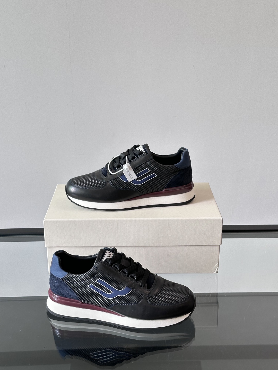 BALLY/巴利新款男士厚底皮革运动休闲鞋，这款皮革运动鞋采用小牛皮拼接打造，糅合优雅风范与创新设计。两