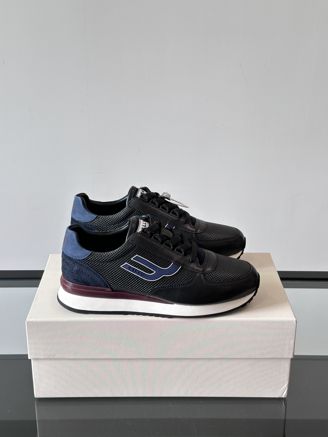 BALLY/巴利新款男士厚底皮革运动休闲鞋，这款皮革运动鞋采用小牛皮拼接打造，糅合优雅风范与创新设计。两