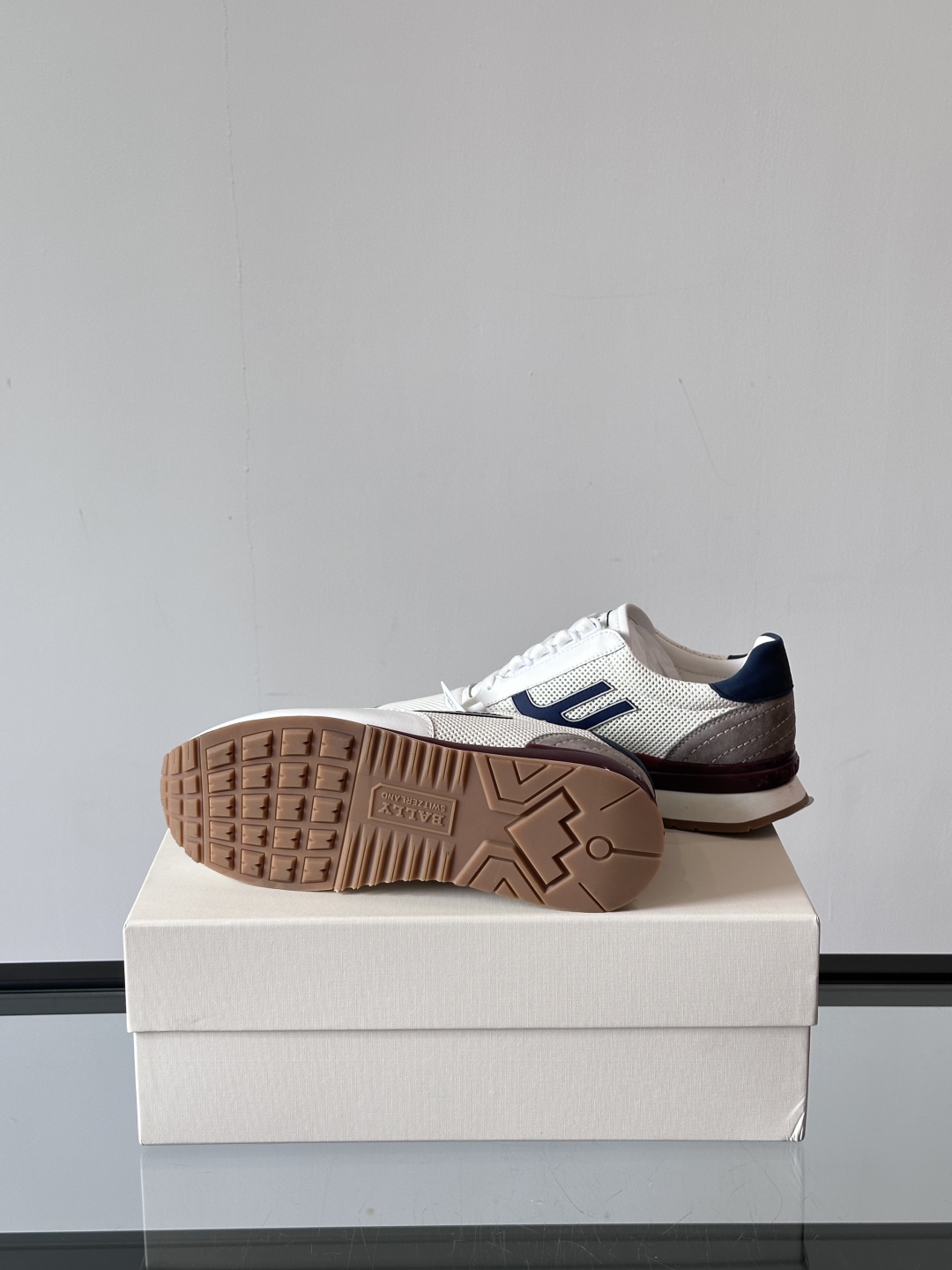 BALLY/巴利新款男士厚底皮革运动休闲鞋，这款皮革运动鞋采用小牛皮拼接打造，糅合优雅风范与创新设计。两