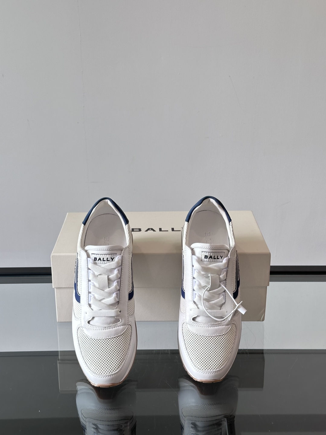 BALLY/巴利新款男士厚底皮革运动休闲鞋，这款皮革运动鞋采用小牛皮拼接打造，糅合优雅风范与创新设计。两