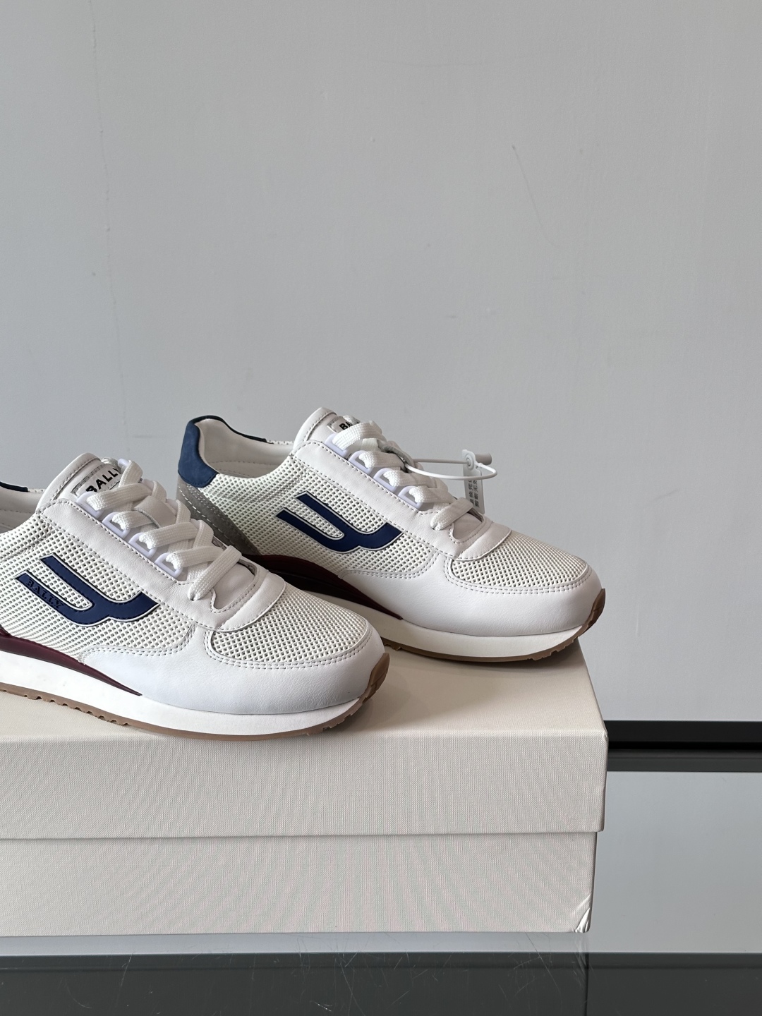 BALLY/巴利新款男士厚底皮革运动休闲鞋，这款皮革运动鞋采用小牛皮拼接打造，糅合优雅风范与创新设计。两