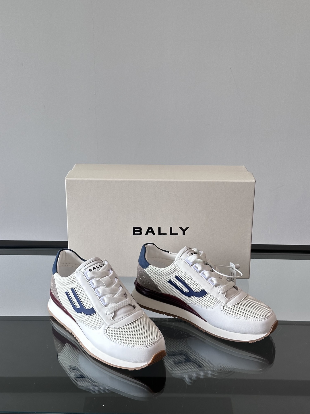 BALLY/巴利新款男士厚底皮革运动休闲鞋，这款皮革运动鞋采用小牛皮拼接打造，糅合优雅风范与创新设计。两