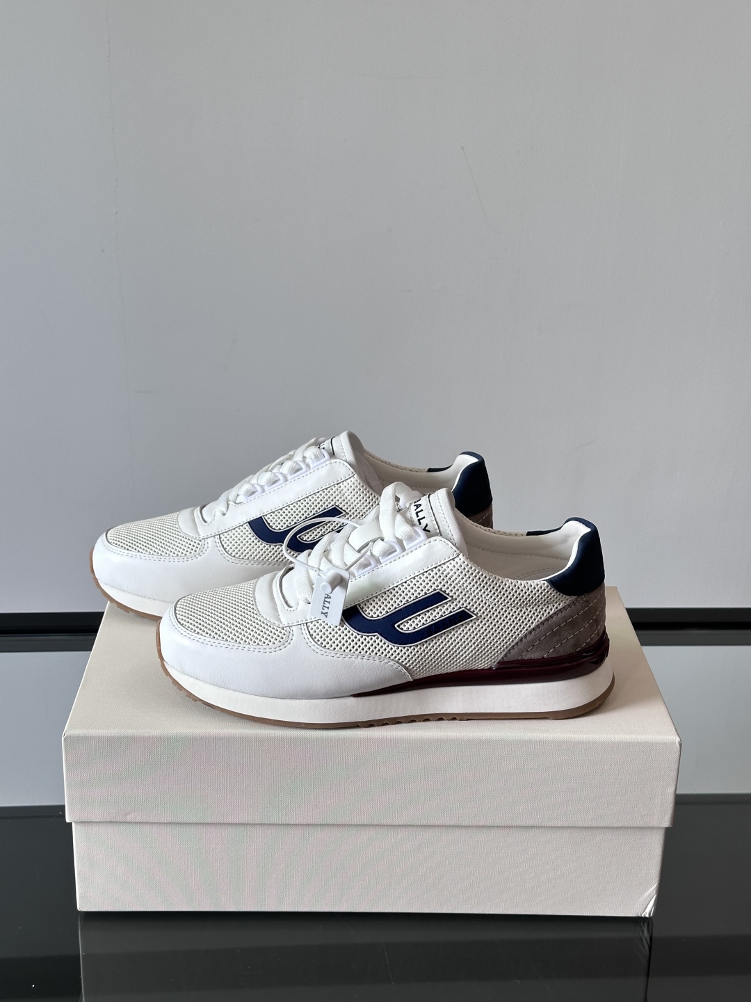 BALLY/巴利新款男士厚底皮革运动休闲鞋，这款皮革运动鞋采用小牛皮拼接打造，糅合优雅风范与创新设计。两