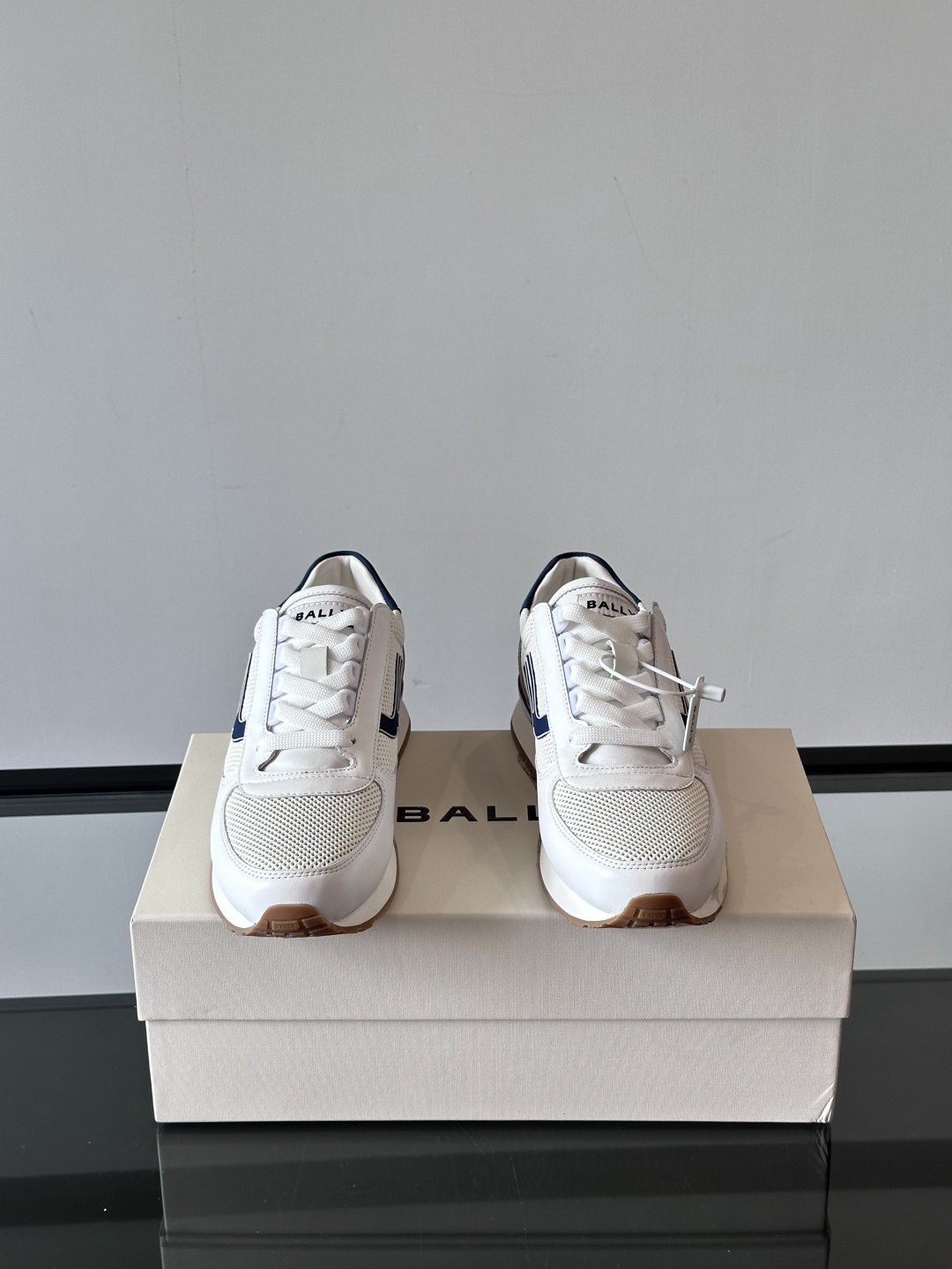 BALLY/巴利新款男士厚底皮革运动休闲鞋，这款皮革运动鞋采用小牛皮拼接打造，糅合优雅风范与创新设计。两