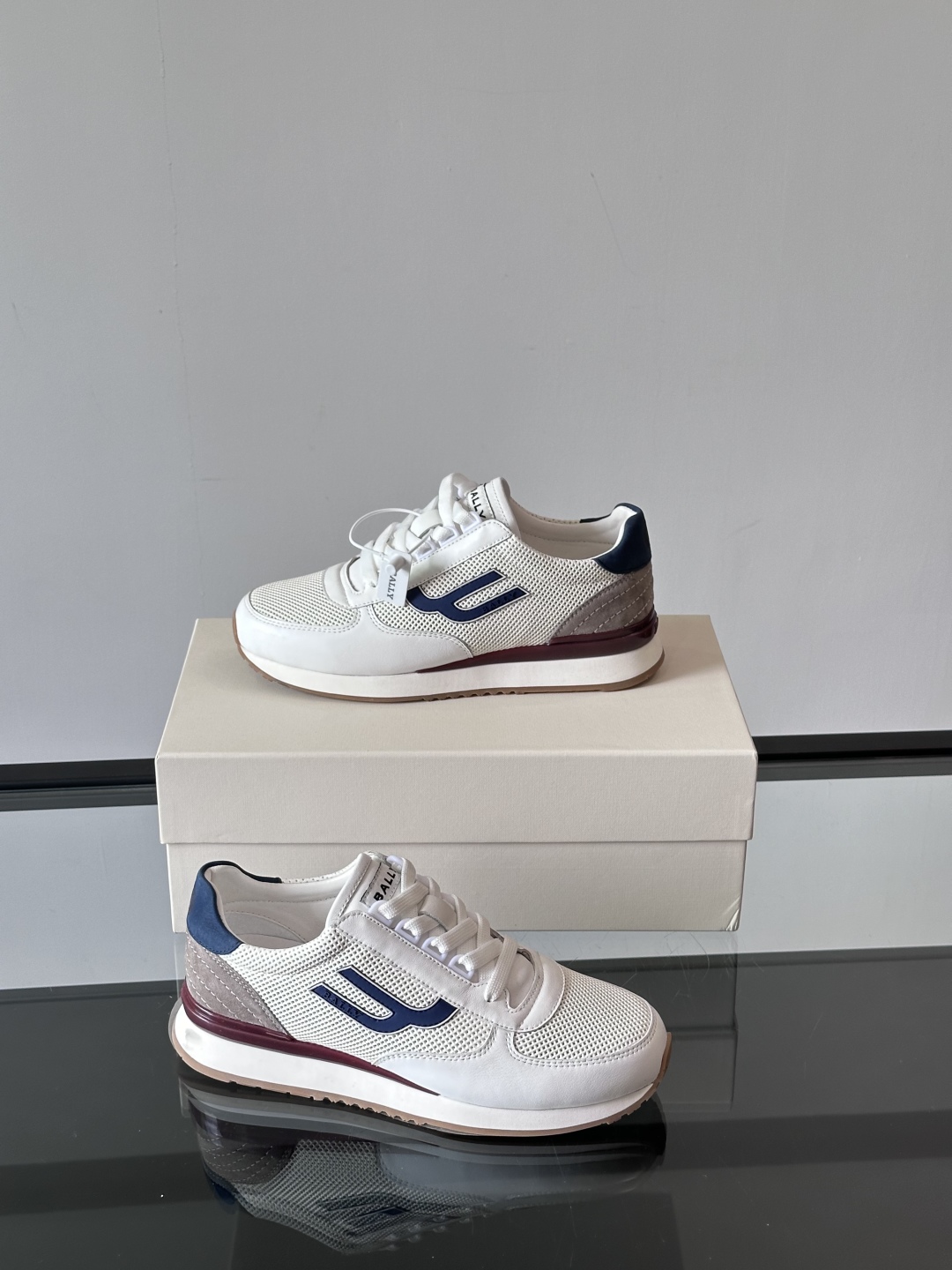 BALLY/巴利新款男士厚底皮革运动休闲鞋，这款皮革运动鞋采用小牛皮拼接打造，糅合优雅风范与创新设计。两