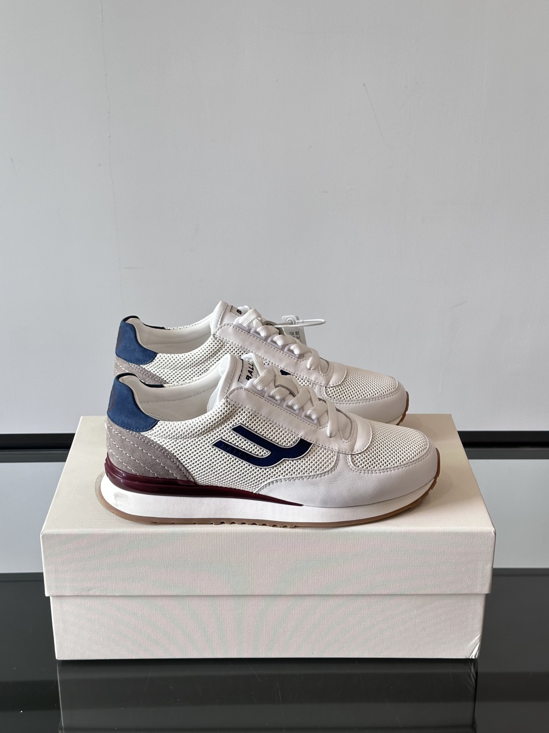 BALLY/巴利新款男士厚底皮革运动休闲鞋，这款皮革运动鞋采用小牛皮拼接打造，糅合优雅风范与创新设计。两