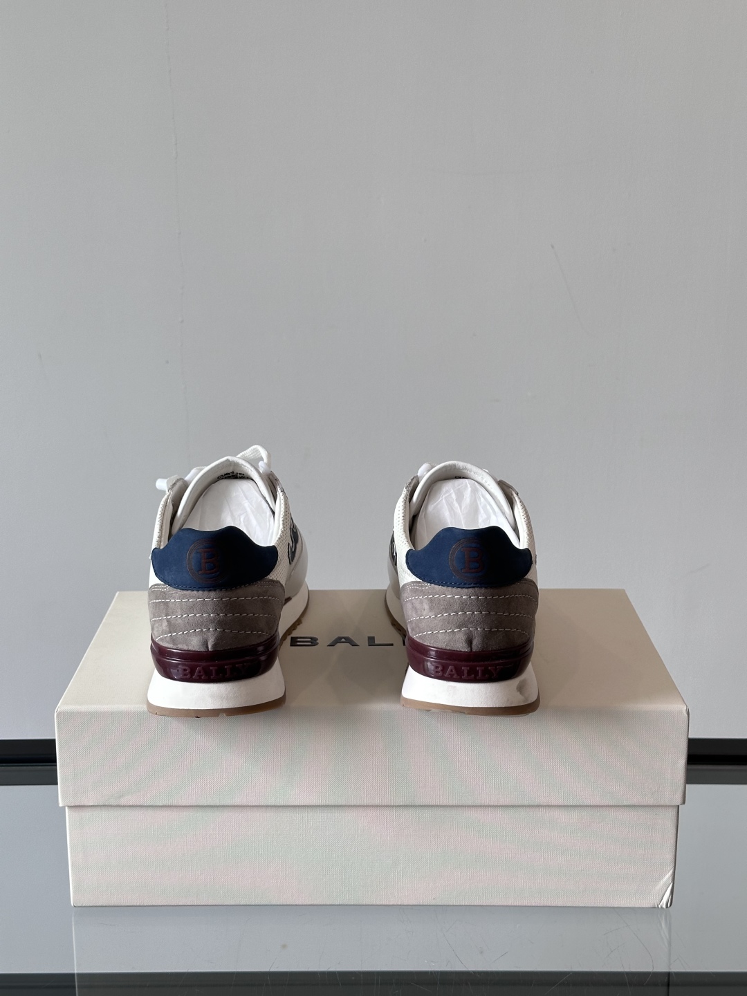 BALLY/巴利新款男士厚底皮革运动休闲鞋，这款皮革运动鞋采用小牛皮拼接打造，糅合优雅风范与创新设计。两
