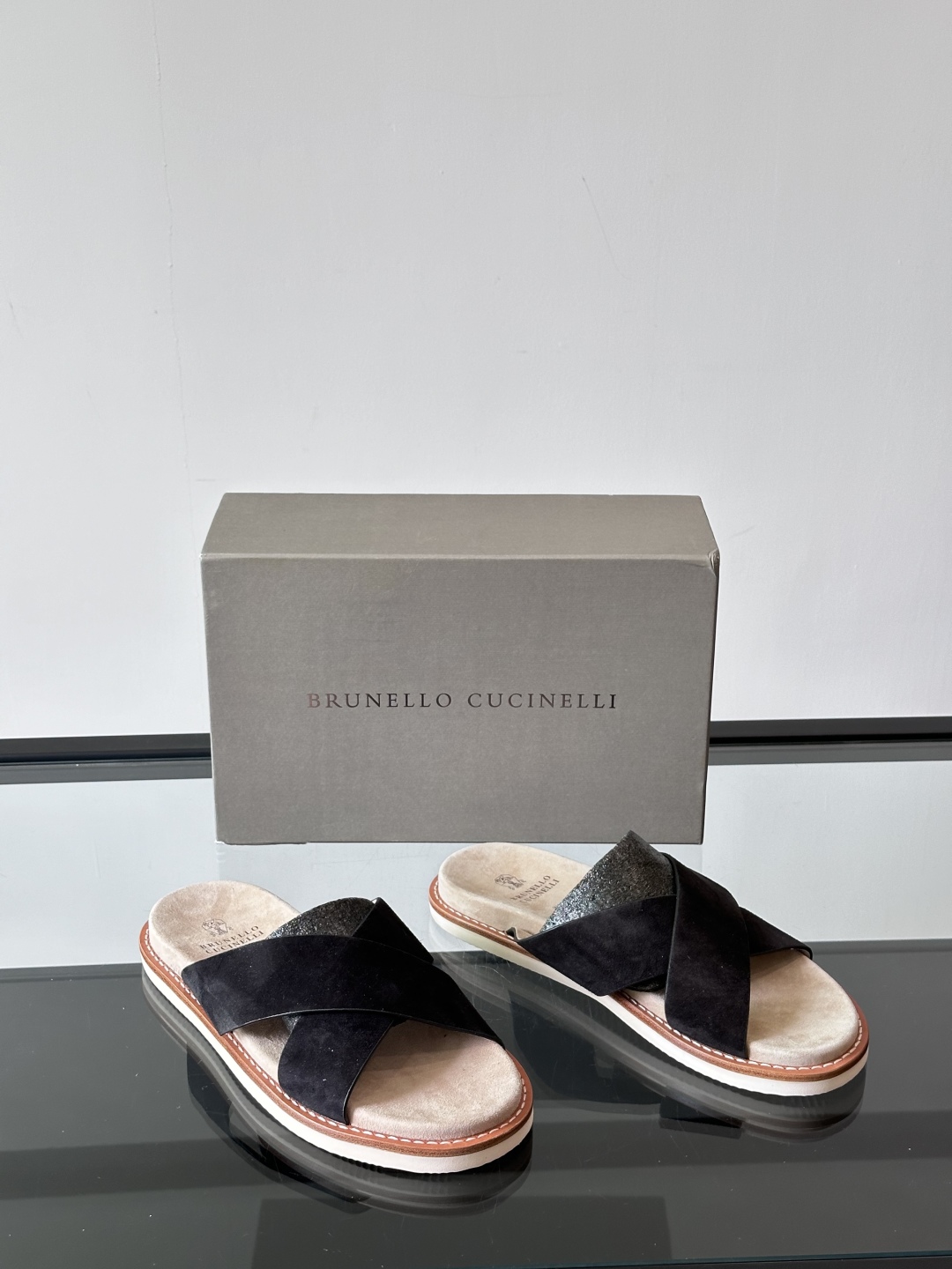 Brunello Cucinelli BC新款男士牛皮凉鞋拖鞋，高端精品，气质优雅并存，采用进口反绒牛皮