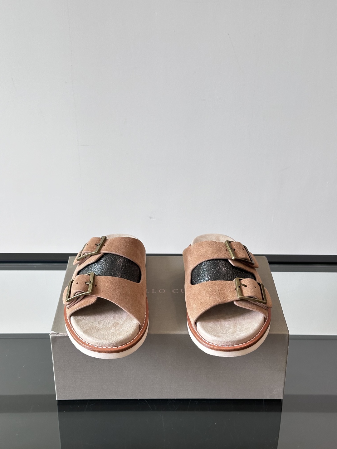 Brunello Cucinelli BC新款男士牛皮凉鞋拖鞋，高端精品，气质优雅并存，采用进口反绒牛皮