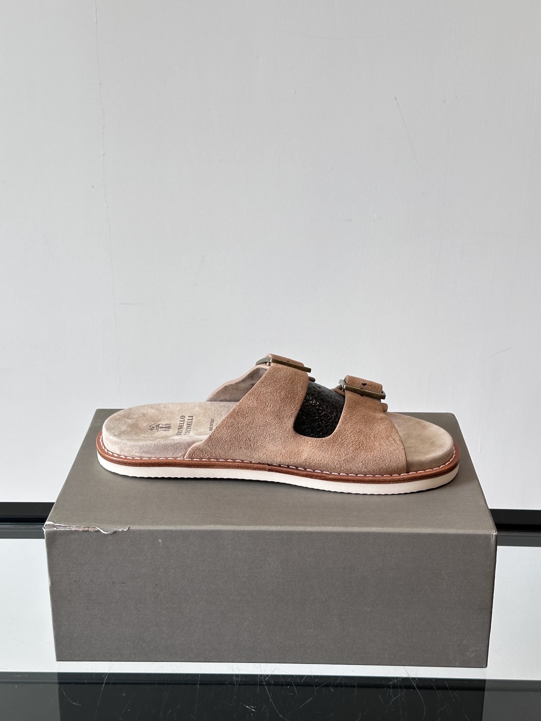 Brunello Cucinelli BC新款男士牛皮凉鞋拖鞋，高端精品，气质优雅并存，采用进口反绒牛皮
