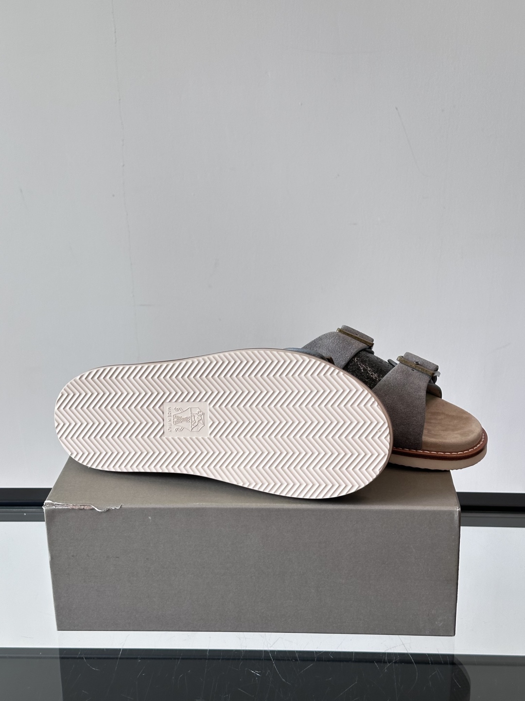 Brunello Cucinelli BC新款男士牛皮凉鞋拖鞋，高端精品，气质优雅并存，采用进口反绒牛皮