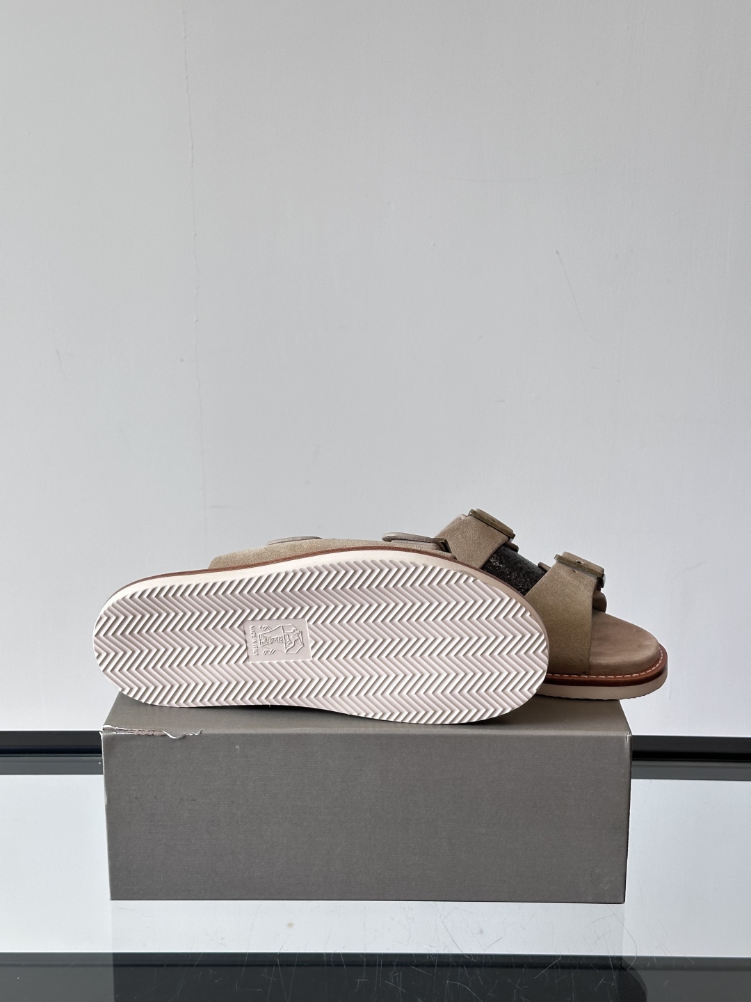 Brunello Cucinelli BC新款男士牛皮凉鞋拖鞋，高端精品，气质优雅并存，采用进口反绒牛皮