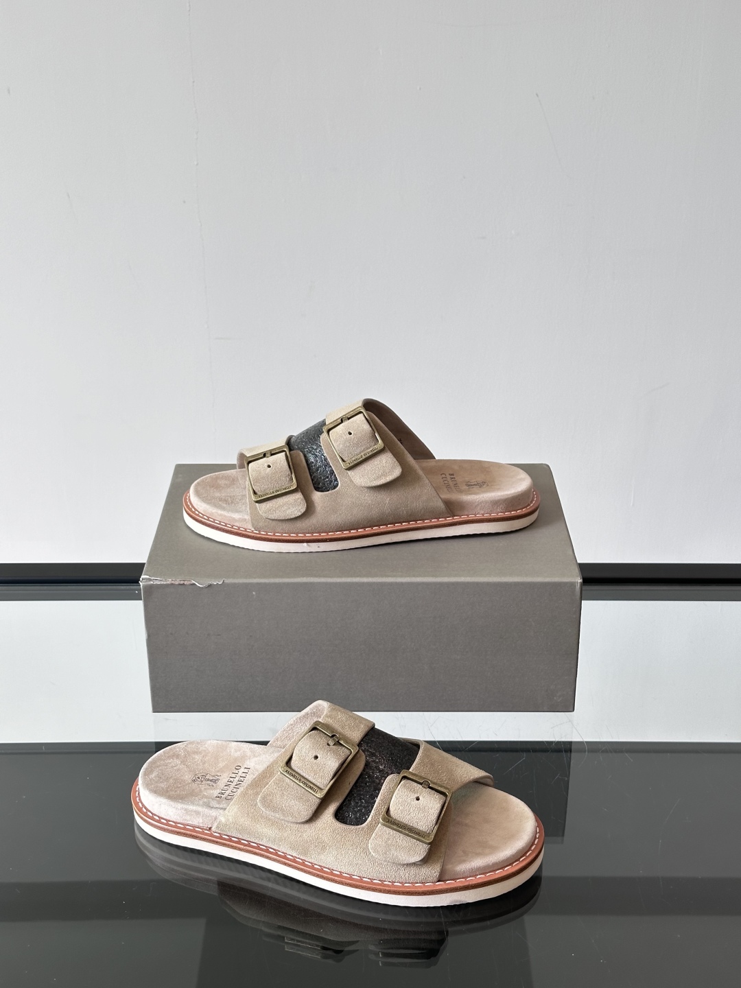 Brunello Cucinelli BC新款男士牛皮凉鞋拖鞋，高端精品，气质优雅并存，采用进口反绒牛皮