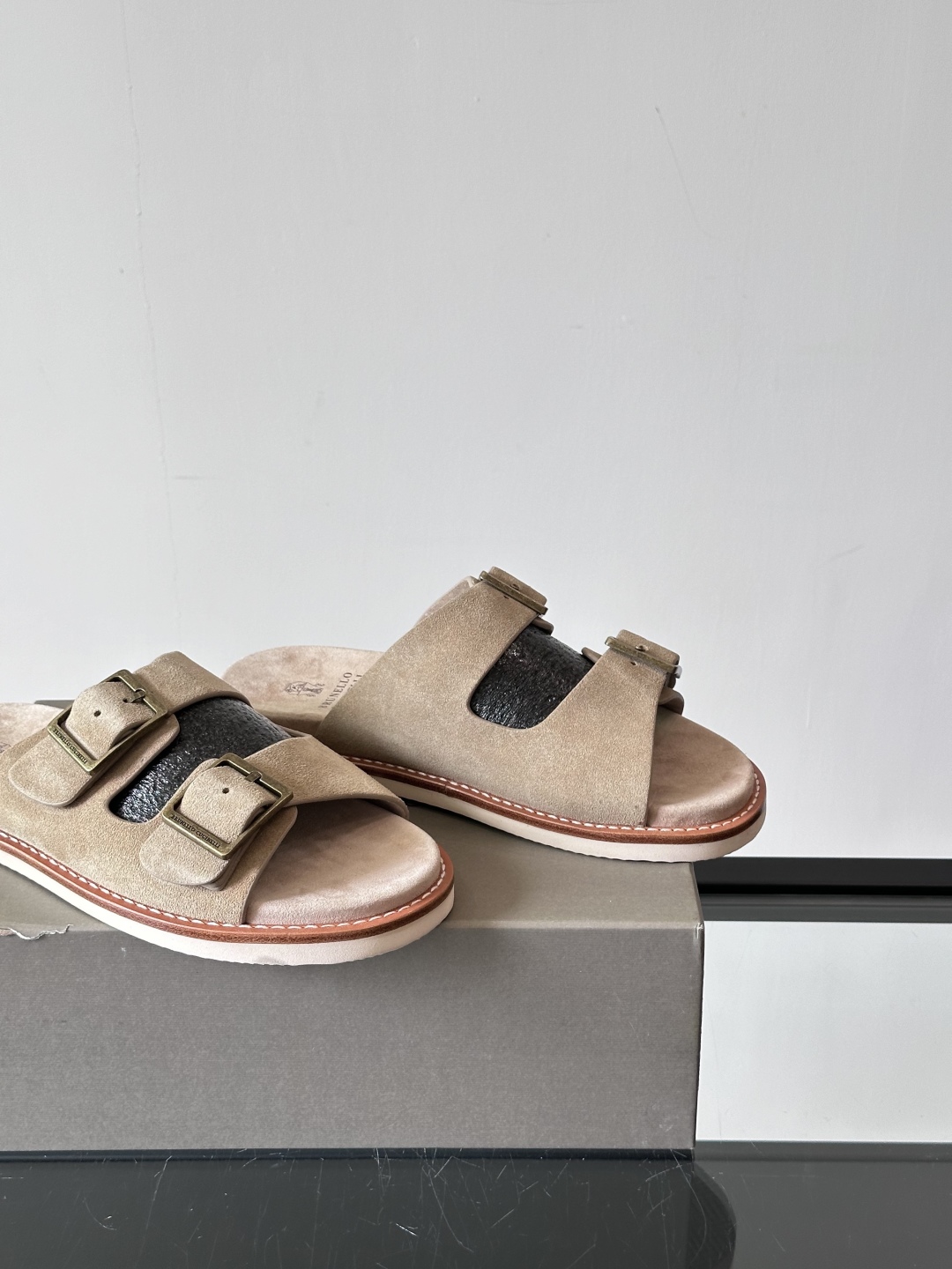 Brunello Cucinelli BC新款男士牛皮凉鞋拖鞋，高端精品，气质优雅并存，采用进口反绒牛皮