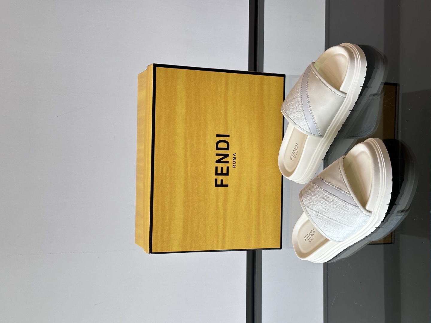 FEND*新款压印凉拖鞋 真皮拼接牛仔面料真皮垫脚   加经典老花面印花 时尚稳重大气 鞋型非常包脚舒适