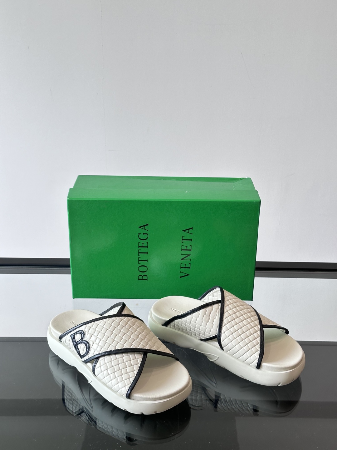 ◾️▫️BV高端编织男士拖鞋，高品质经典单品，用料上乘考究，版型宽松舒适，推荐入手，鞋面选用进口头层，发