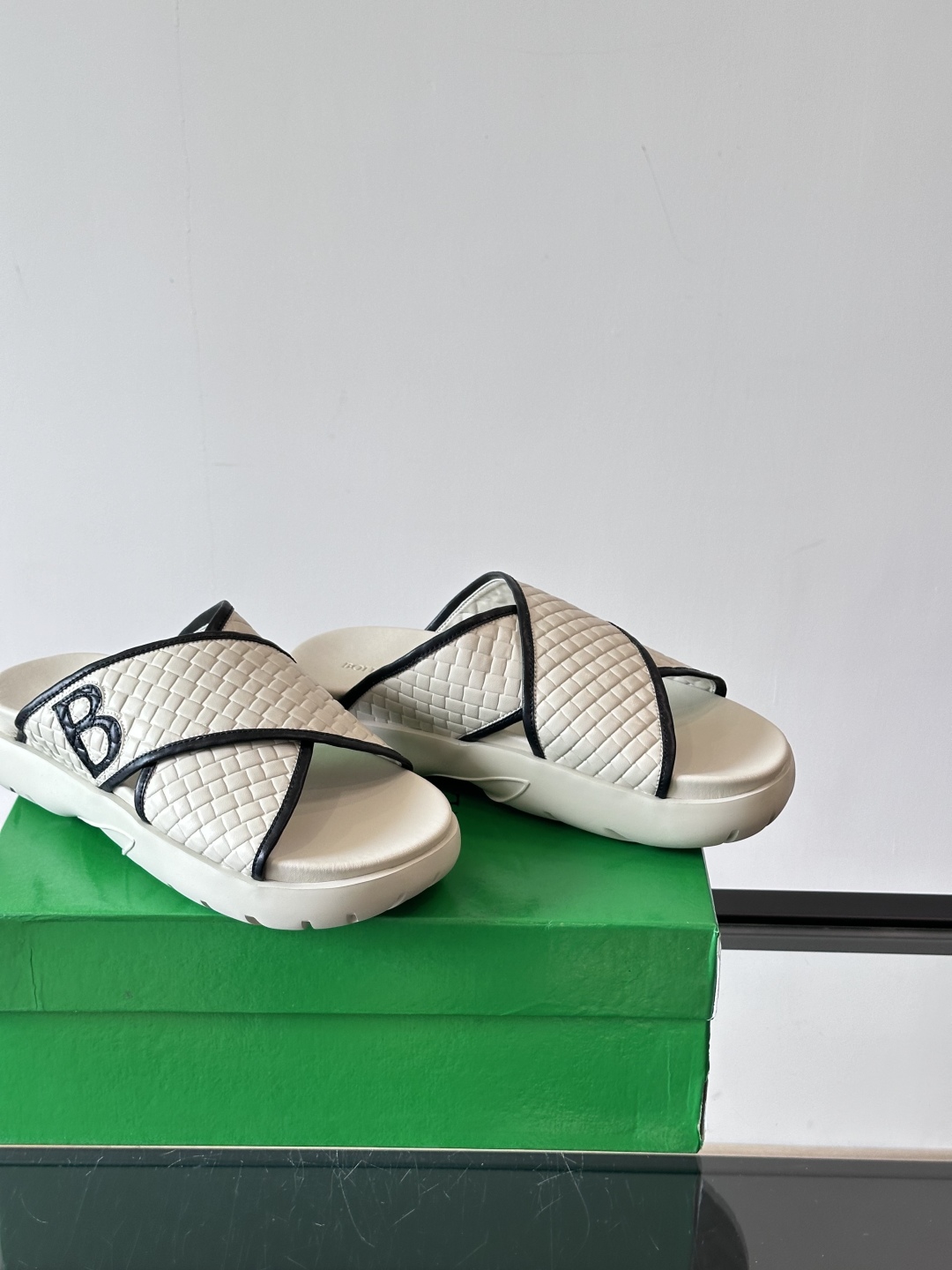 ◾️▫️BV高端编织男士拖鞋，高品质经典单品，用料上乘考究，版型宽松舒适，推荐入手，鞋面选用进口头层，发