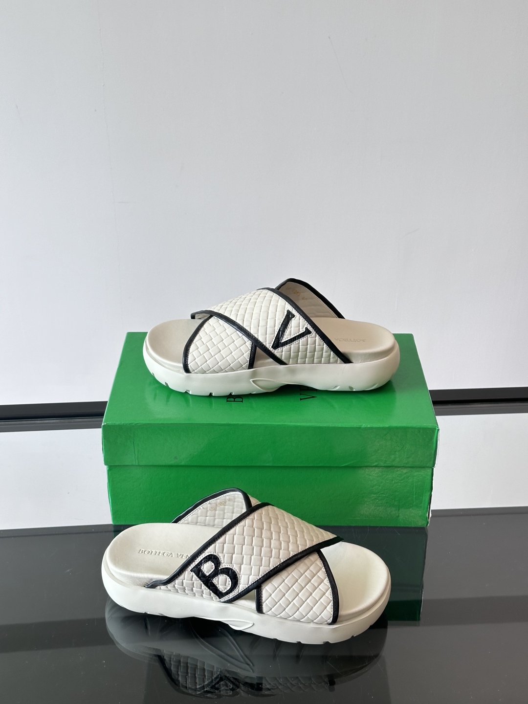 ◾️▫️BV高端编织男士拖鞋，高品质经典单品，用料上乘考究，版型宽松舒适，推荐入手，鞋面选用进口头层，发