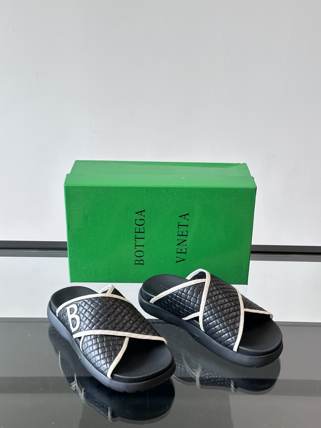 ◾️▫️BV高端编织男士拖鞋，高品质经典单品，用料上乘考究，版型宽松舒适，推荐入手，鞋面选用进口头层，发