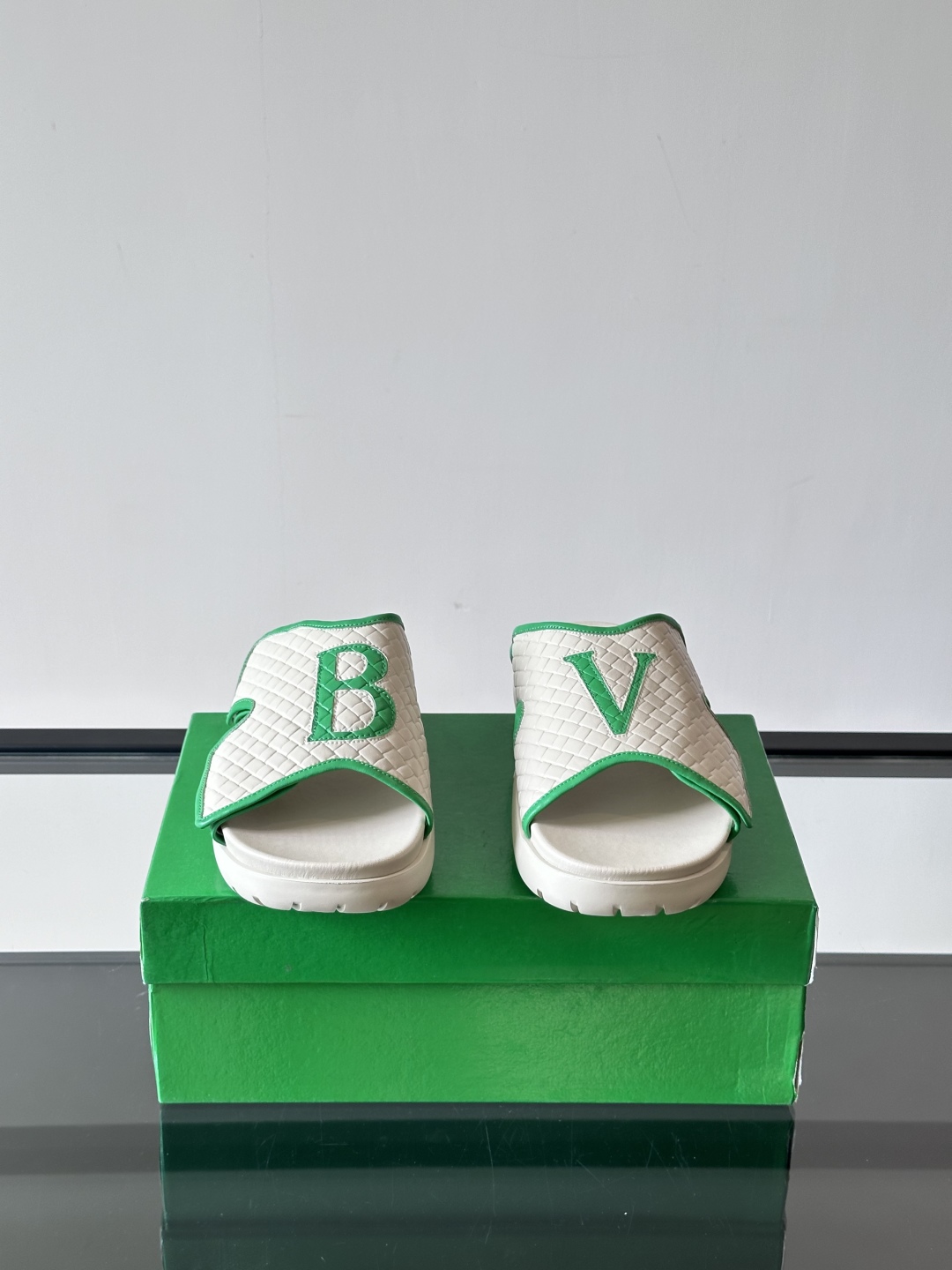 ◾️▫️BV高端编织男士拖鞋，高品质经典单品，用料上乘考究，版型宽松舒适，推荐入手，鞋面选用进口头层，发