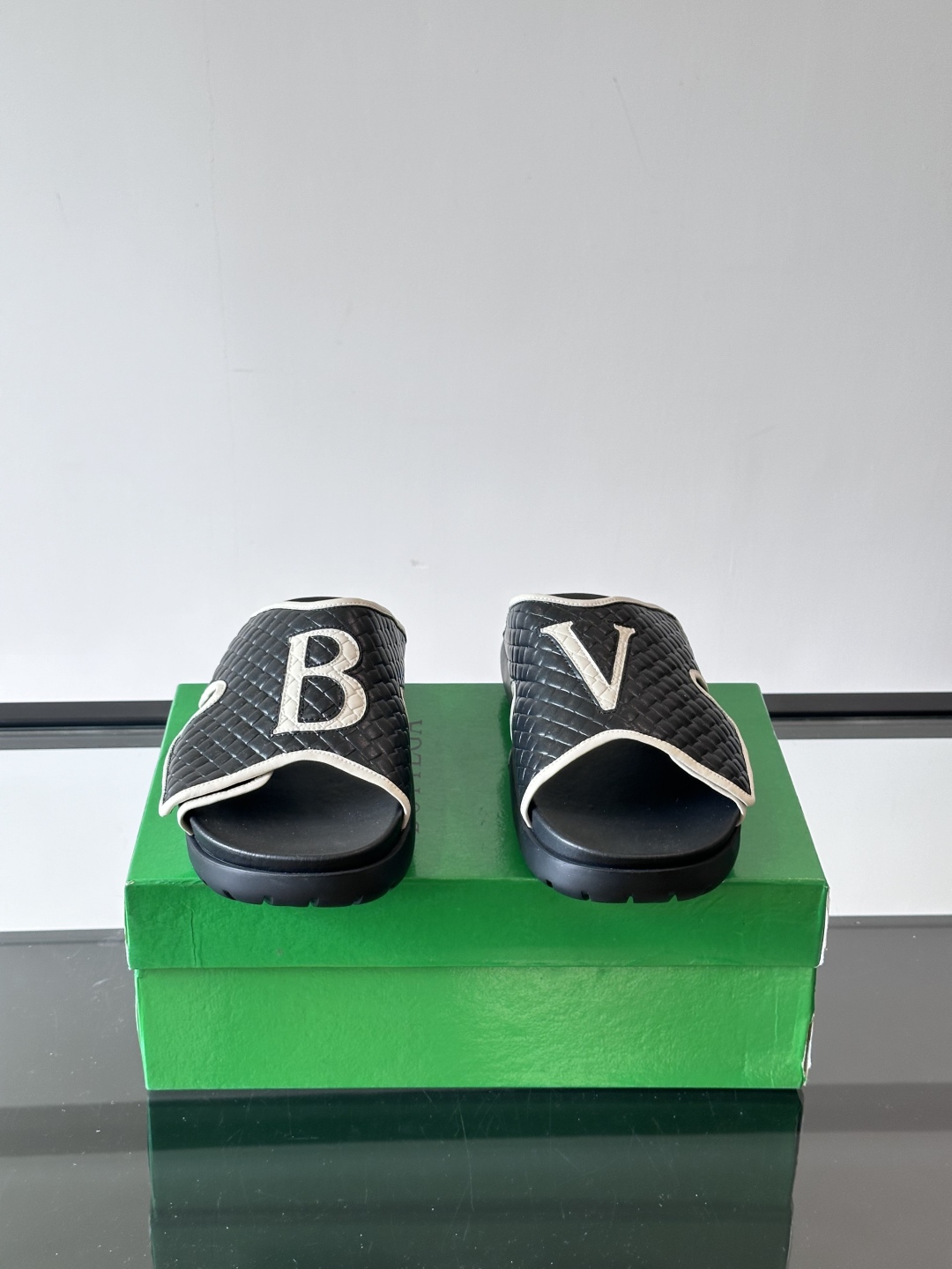 ◾️▫️BV高端编织男士拖鞋，高品质经典单品，用料上乘考究，版型宽松舒适，推荐入手，鞋面选用进口头层，发