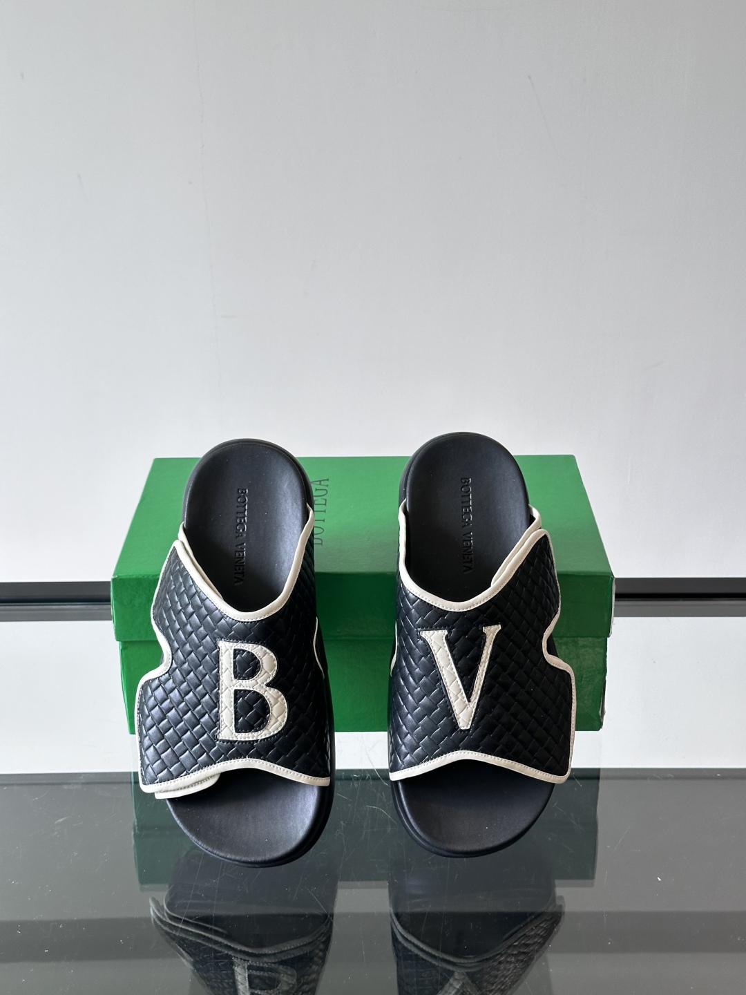 ◾️▫️BV高端编织男士拖鞋，高品质经典单品，用料上乘考究，版型宽松舒适，推荐入手，鞋面选用进口头层，发