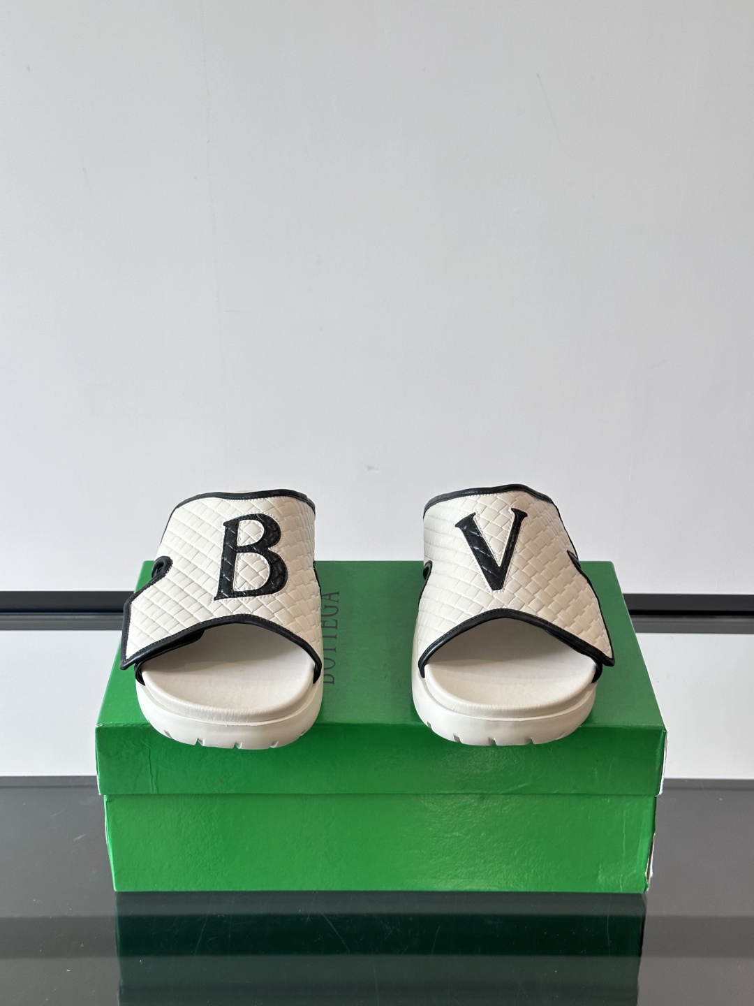 ◾️▫️BV高端编织男士拖鞋，高品质经典单品，用料上乘考究，版型宽松舒适，推荐入手，鞋面选用进口头层，发