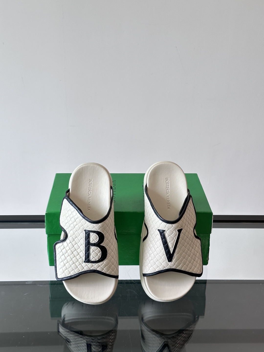 ◾️▫️BV高端编织男士拖鞋，高品质经典单品，用料上乘考究，版型宽松舒适，推荐入手，鞋面选用进口头层，发