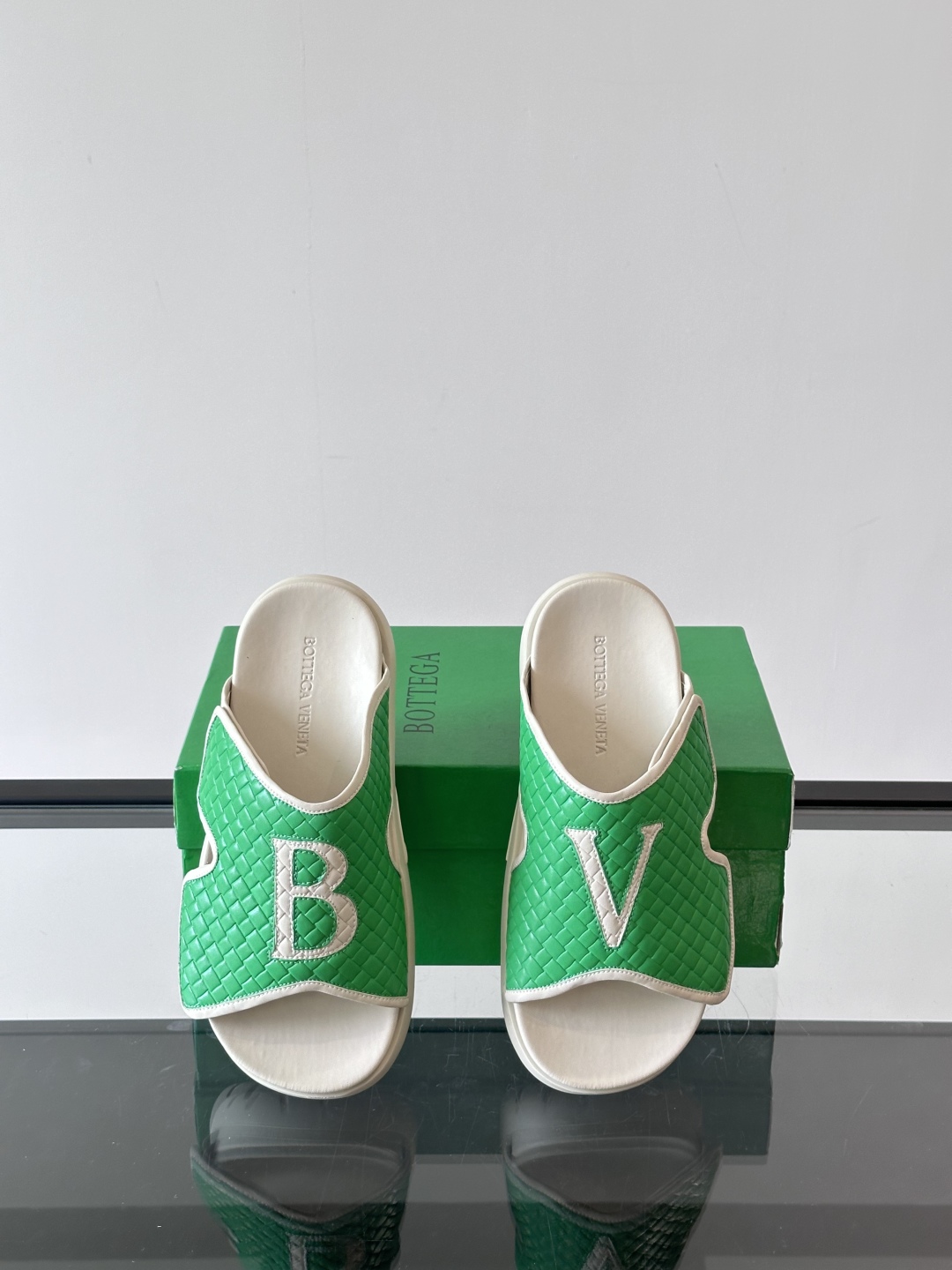 ◾️▫️BV高端编织男士拖鞋，高品质经典单品，用料上乘考究，版型宽松舒适，推荐入手，鞋面选用进口头层，发