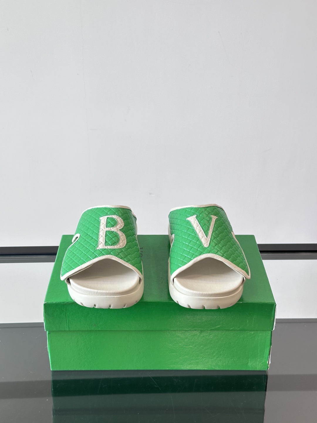 ◾️▫️BV高端编织男士拖鞋，高品质经典单品，用料上乘考究，版型宽松舒适，推荐入手，鞋面选用进口头层，发