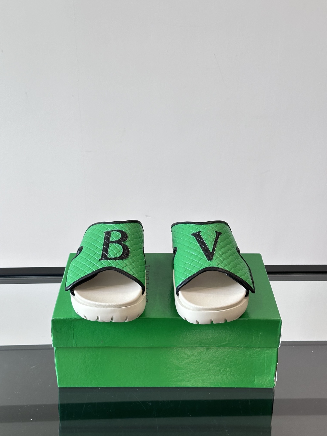 ◾️▫️BV高端编织男士拖鞋，高品质经典单品，用料上乘考究，版型宽松舒适，推荐入手，鞋面选用进口头层，发